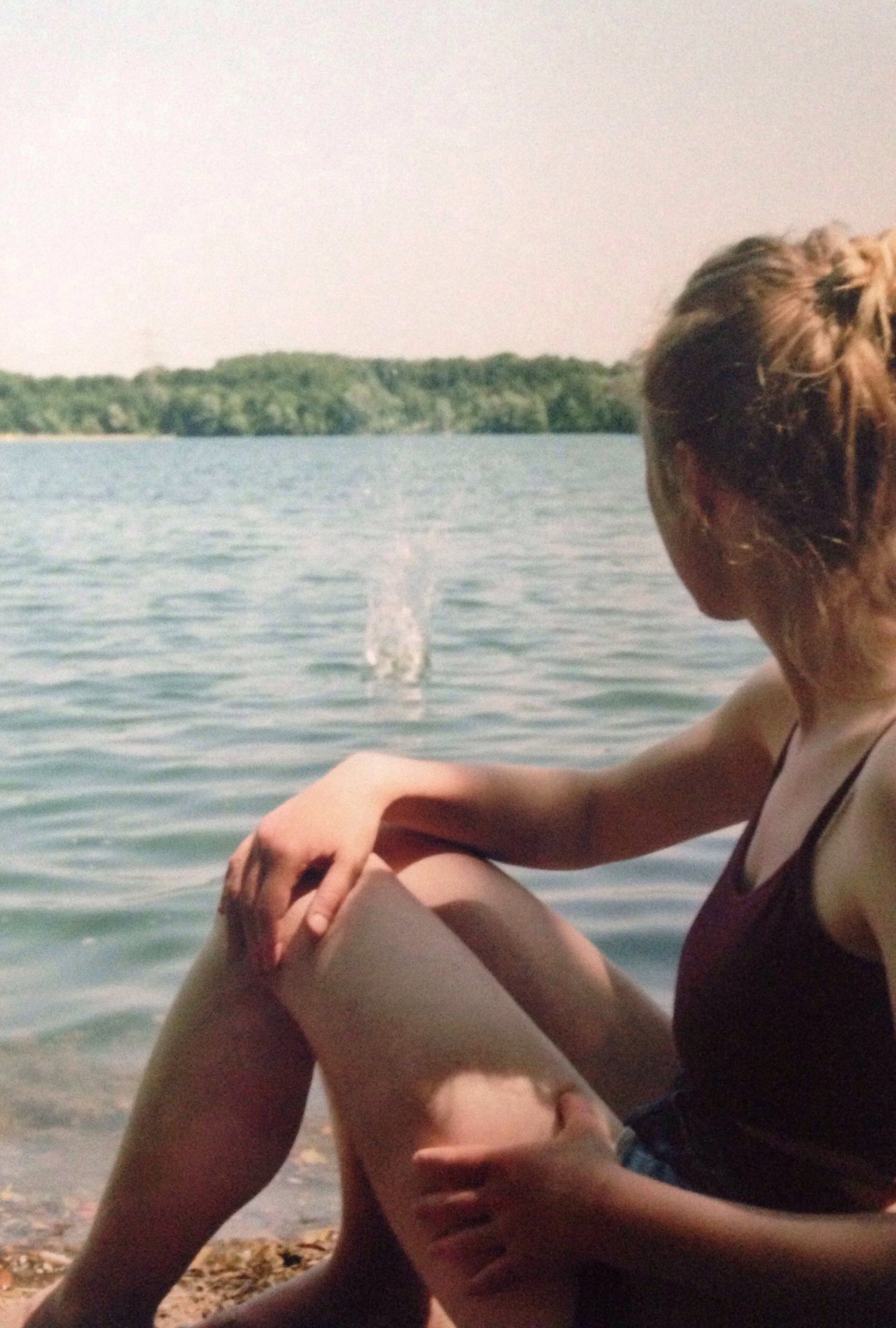 gray computer monitor