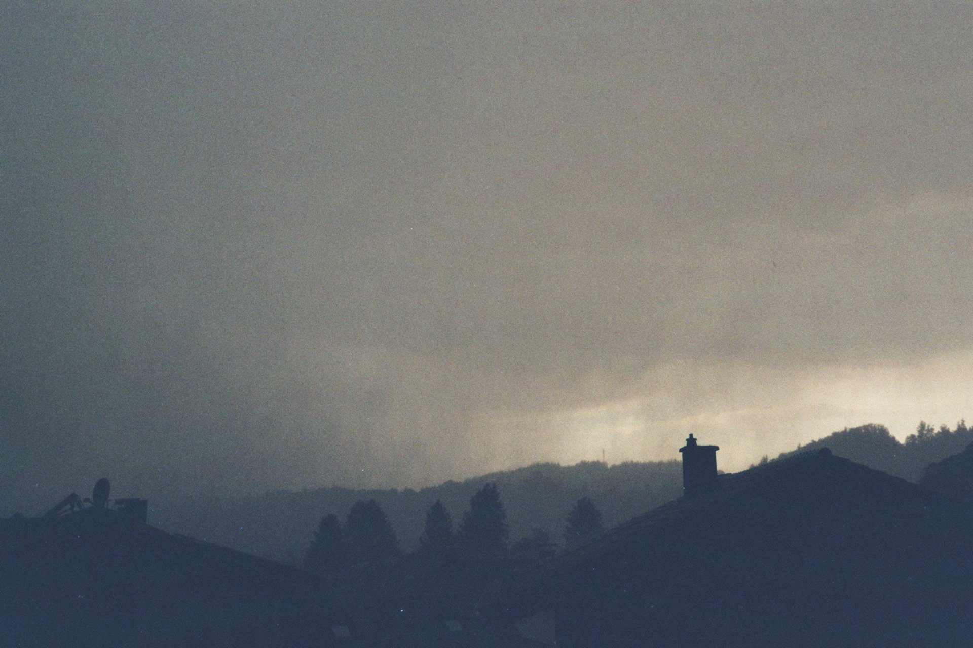 gray computer monitor