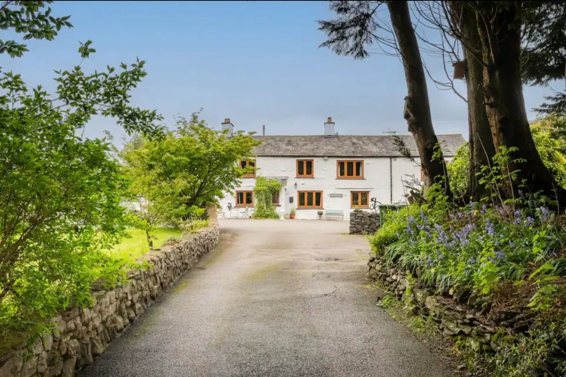 black and white bed linen