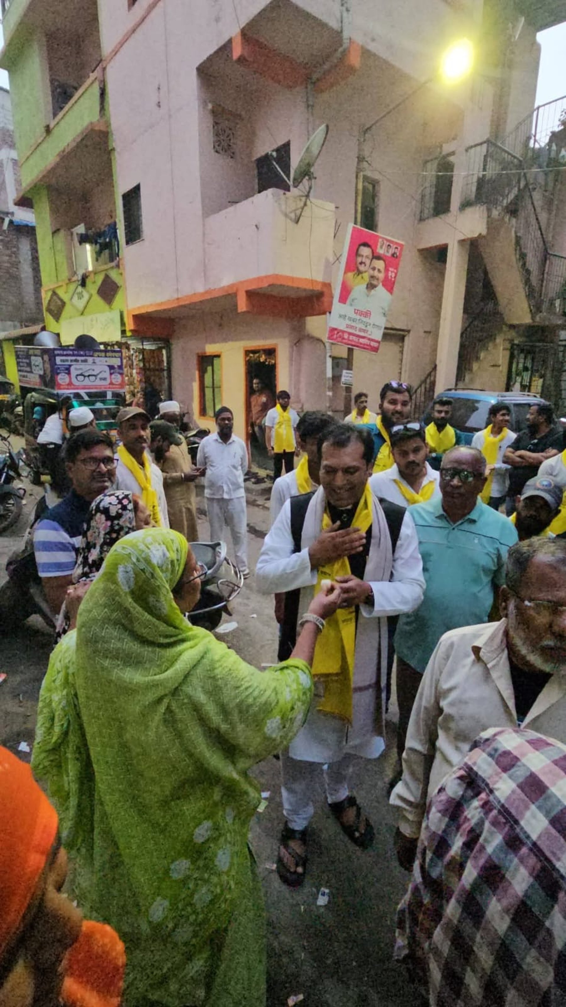 gray computer monitor