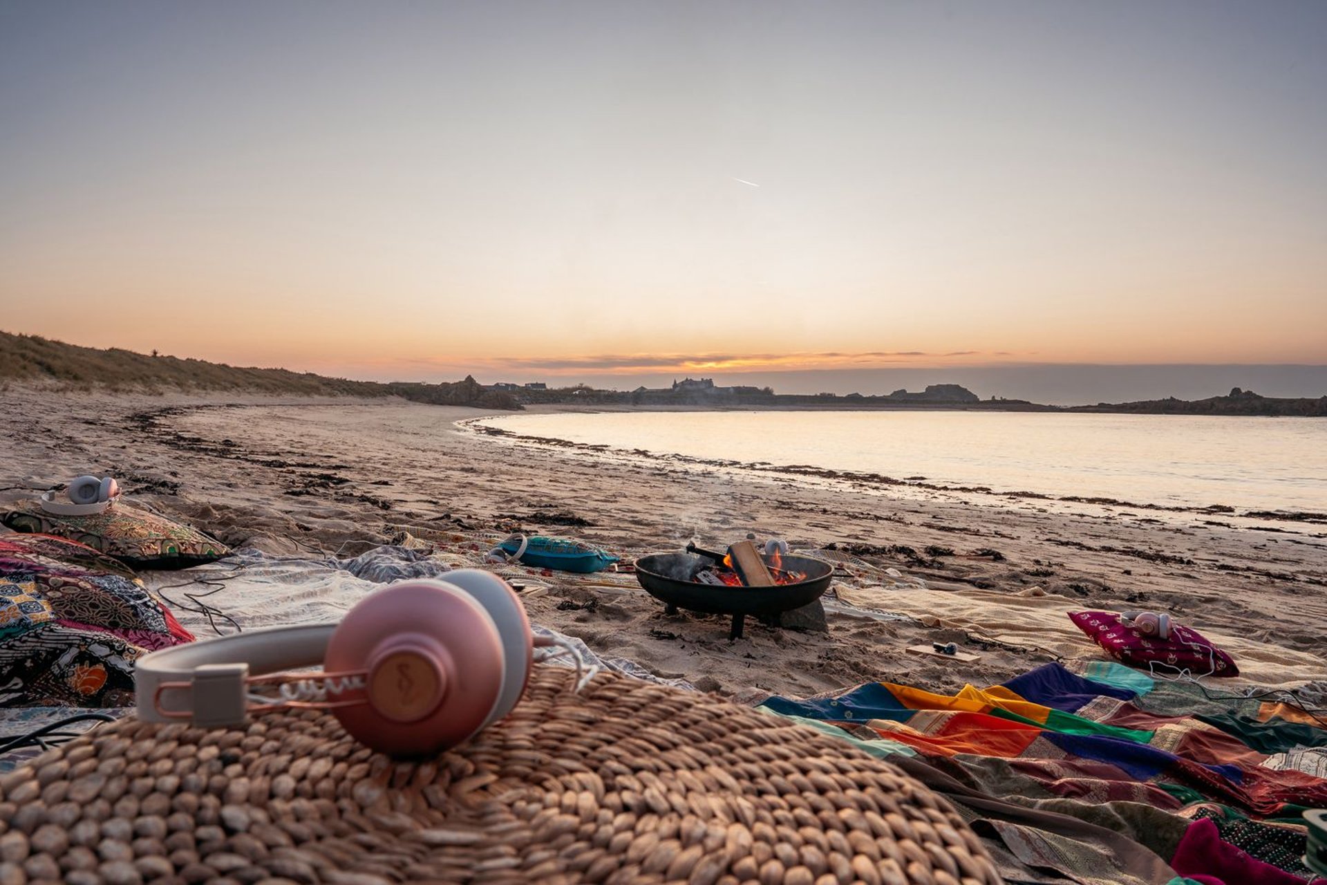 black and white bed linen