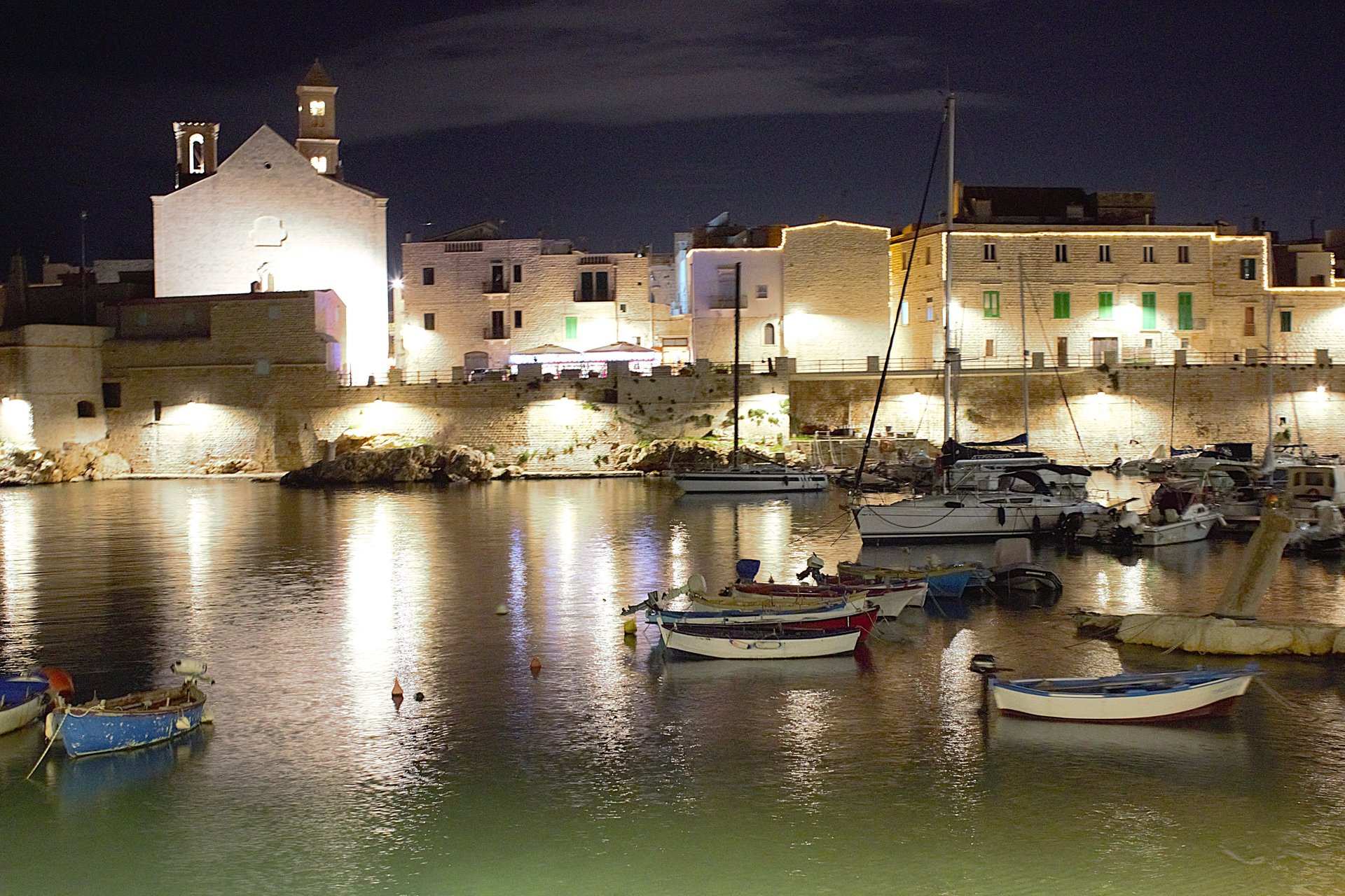 gray computer monitor