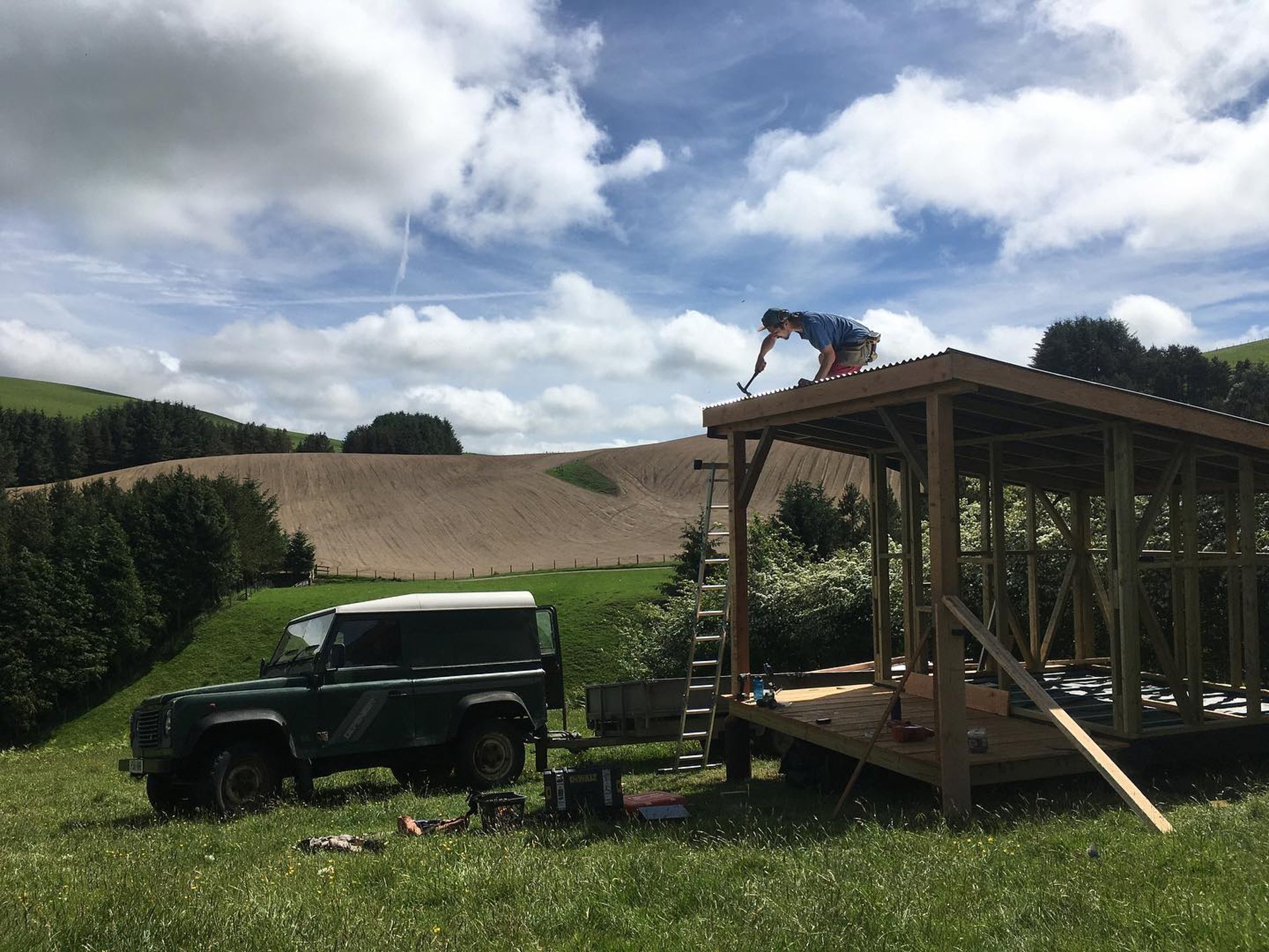 gray computer monitor