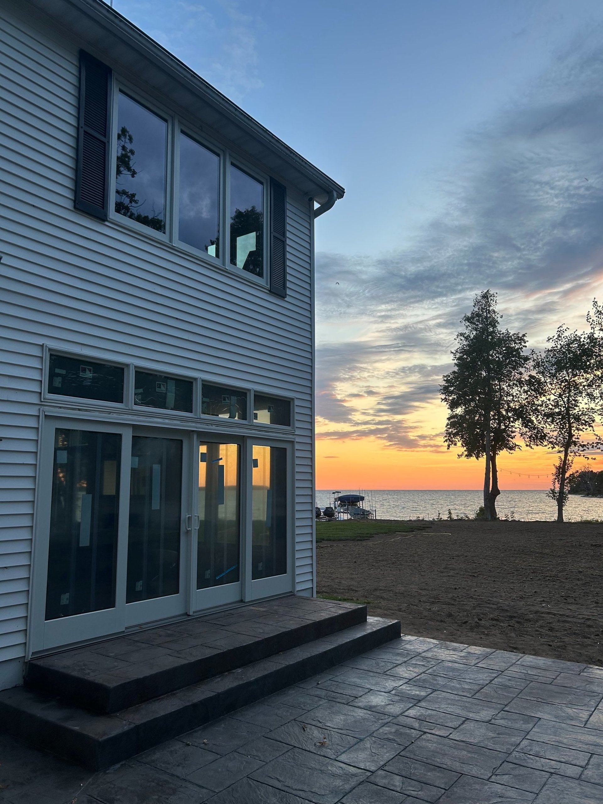 gray computer monitor