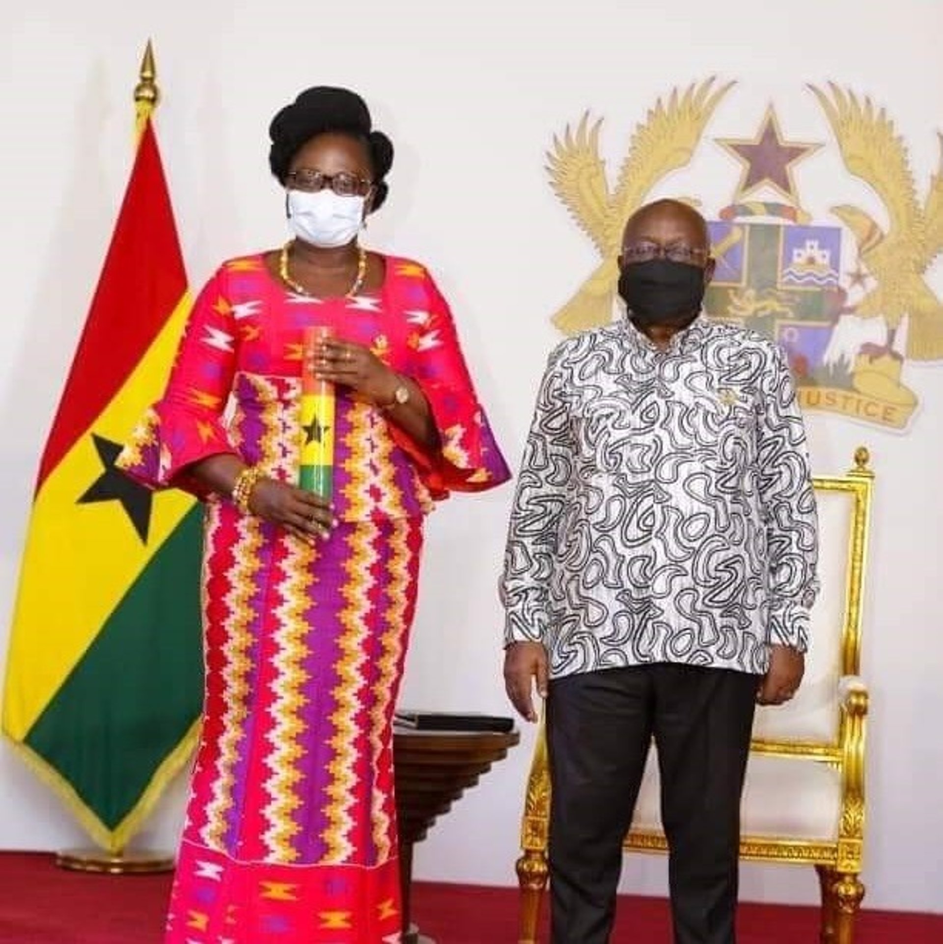 gray computer monitor