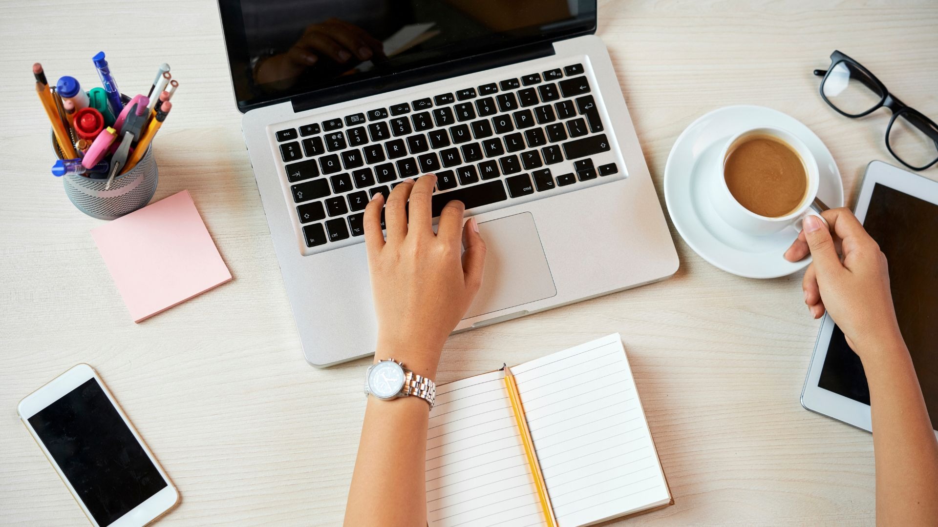 gray computer monitor