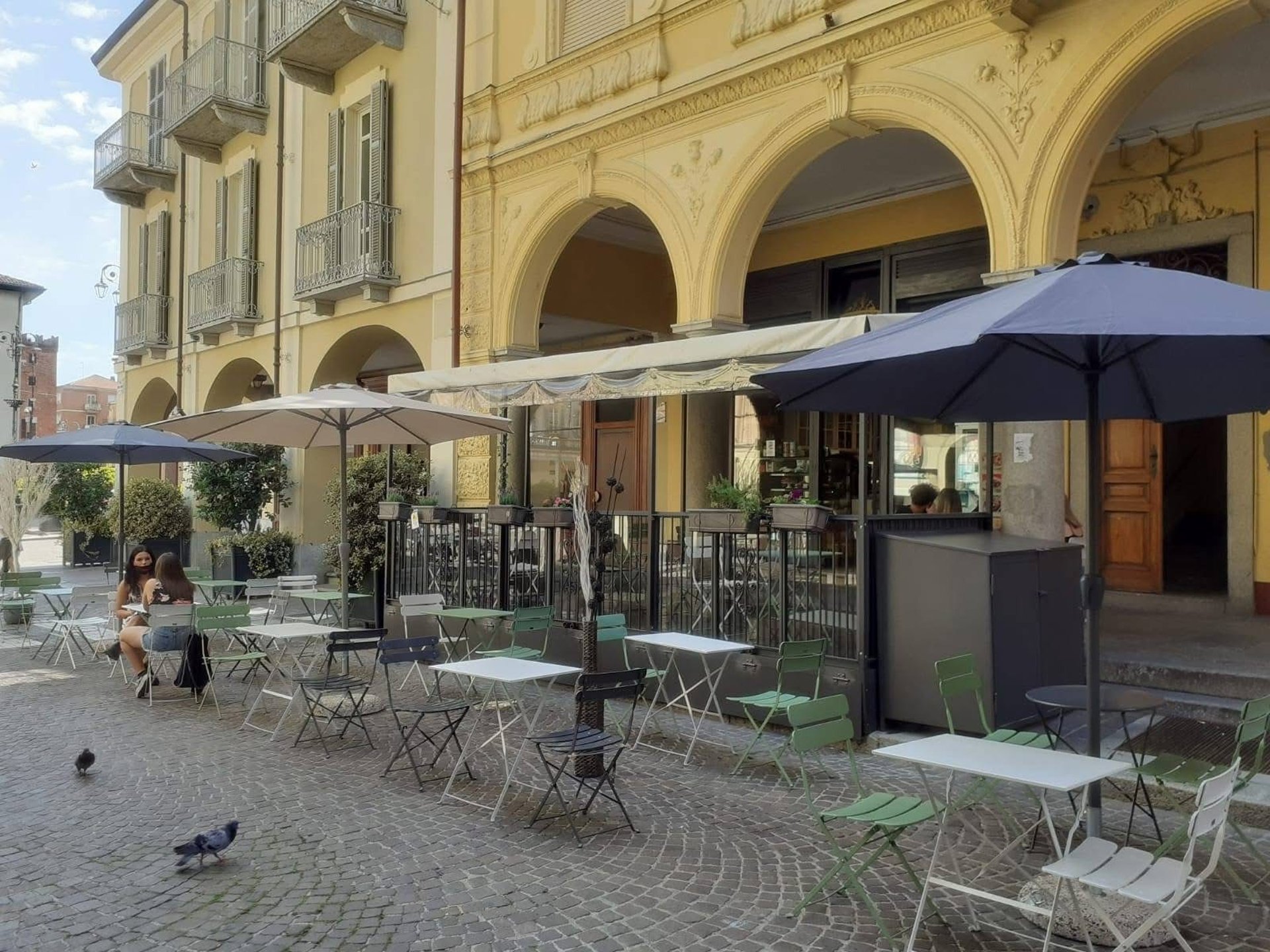 black and white bed linen