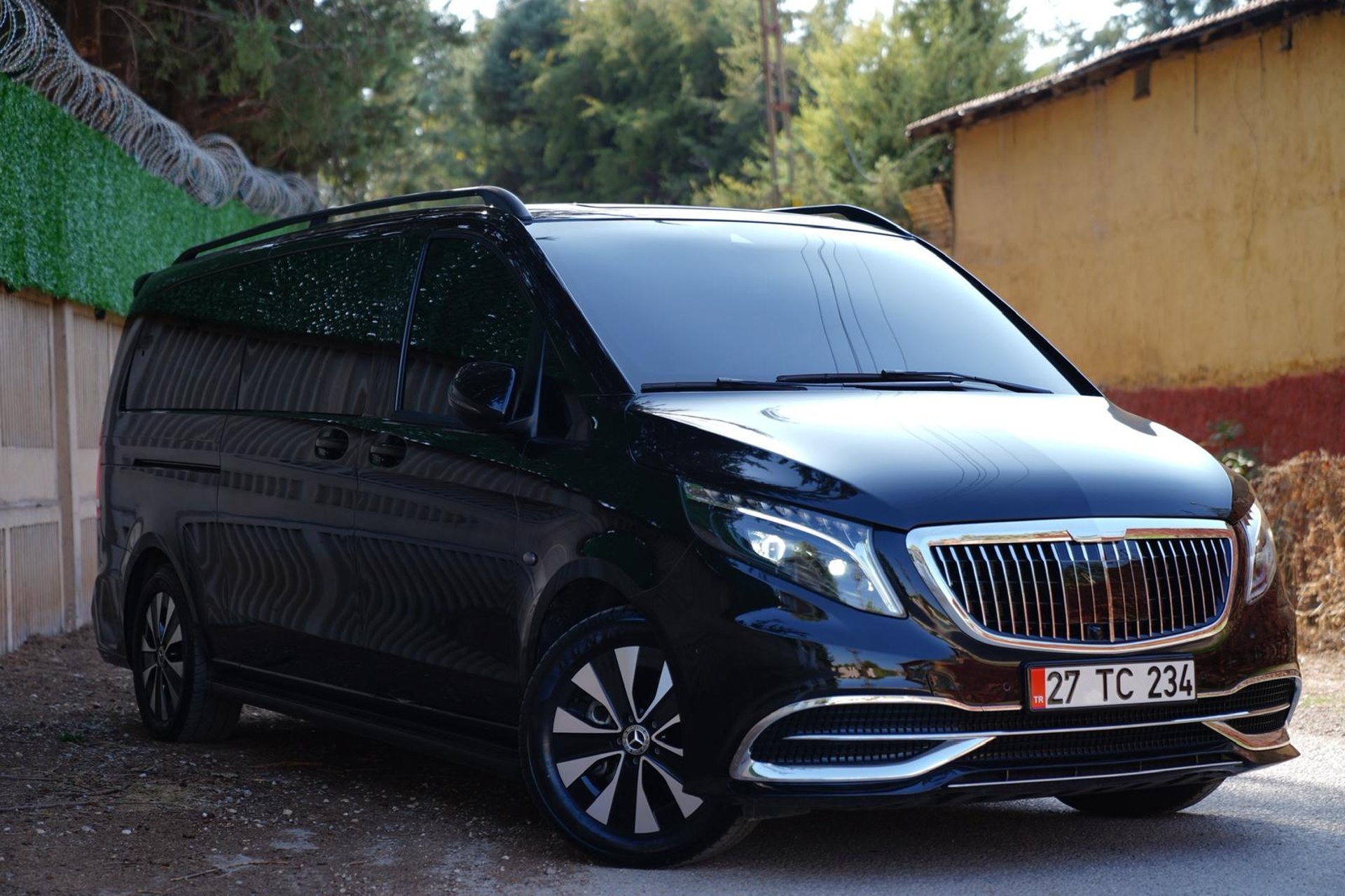 gray computer monitor