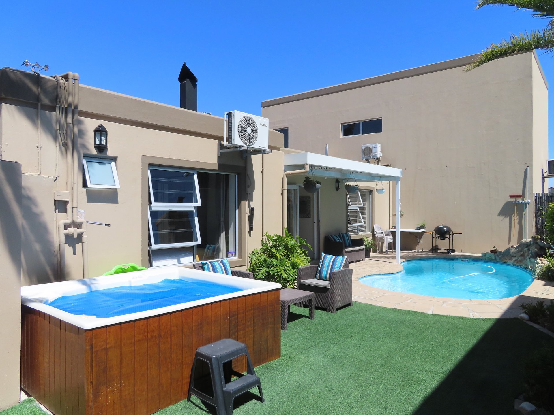 black and white bed linen