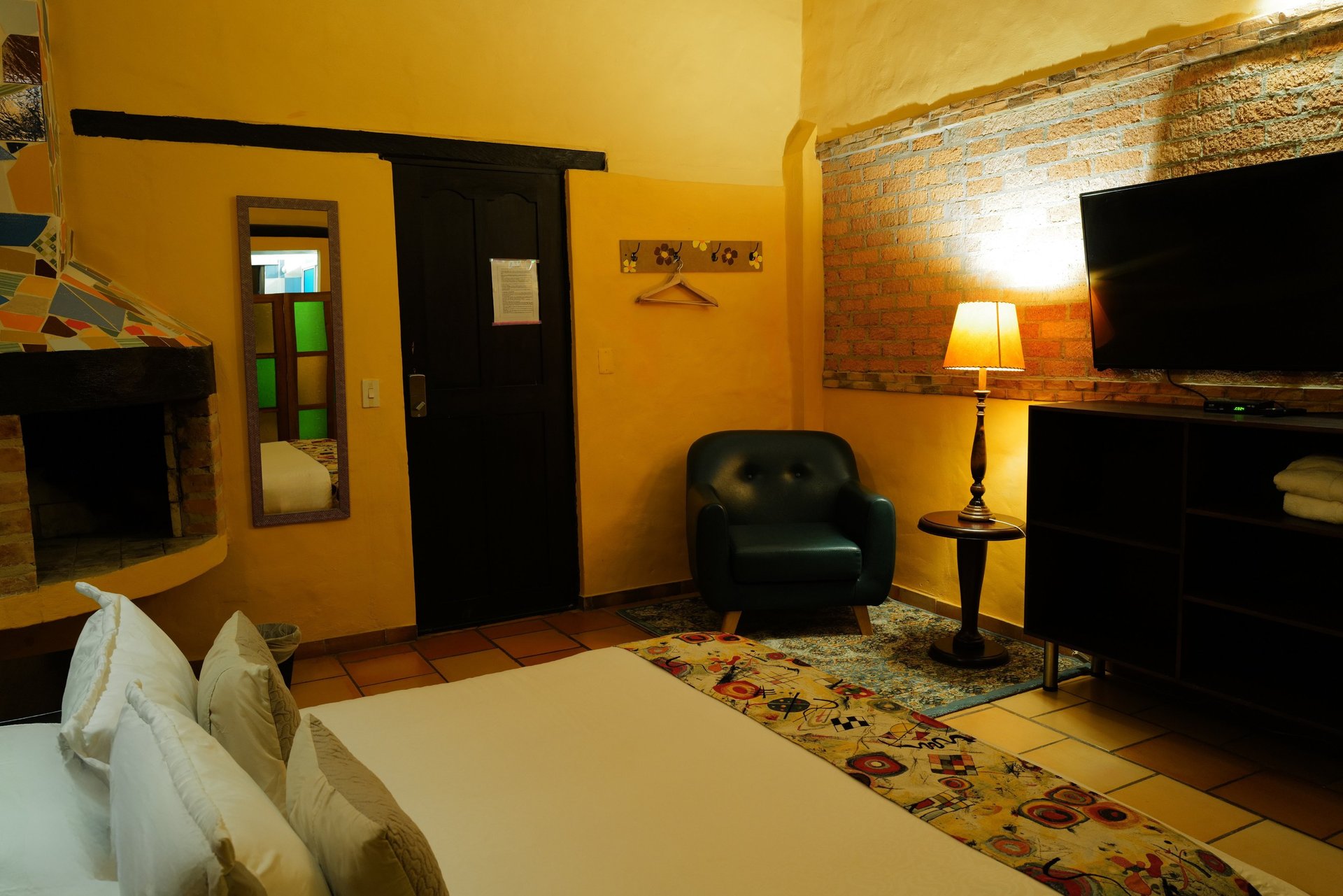 gray computer monitor