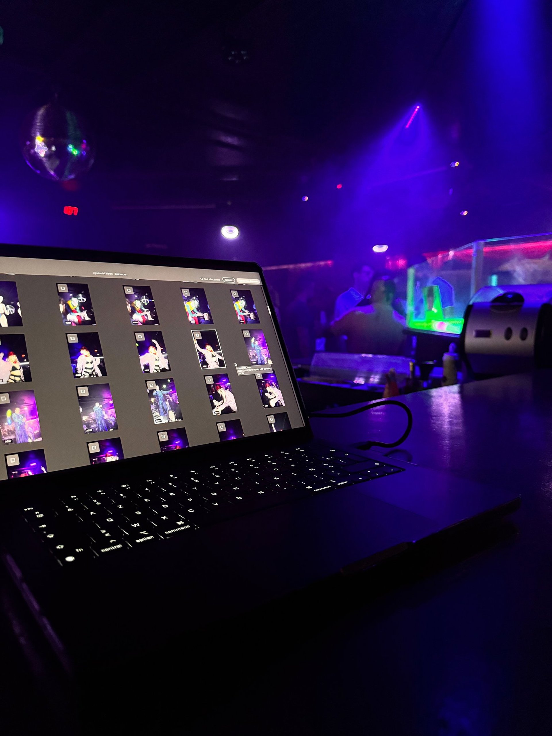 gray computer monitor