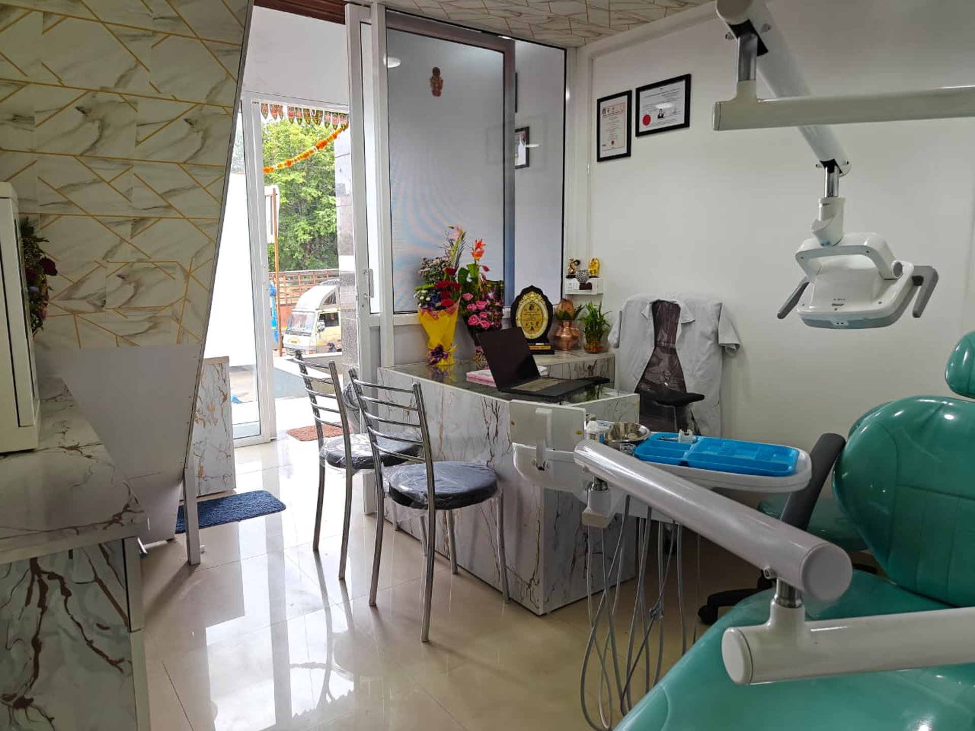 gray computer monitor