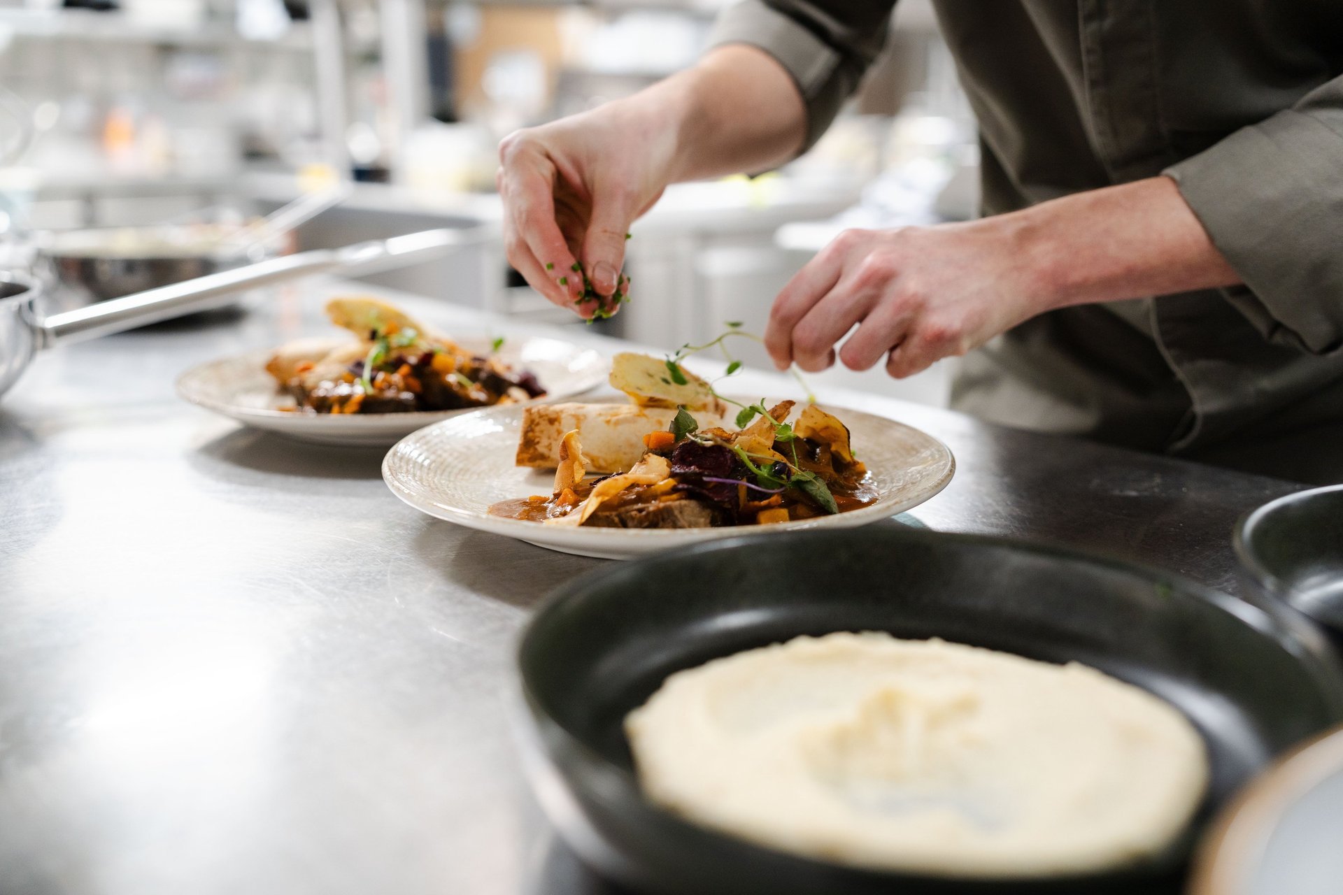 gray computer monitor