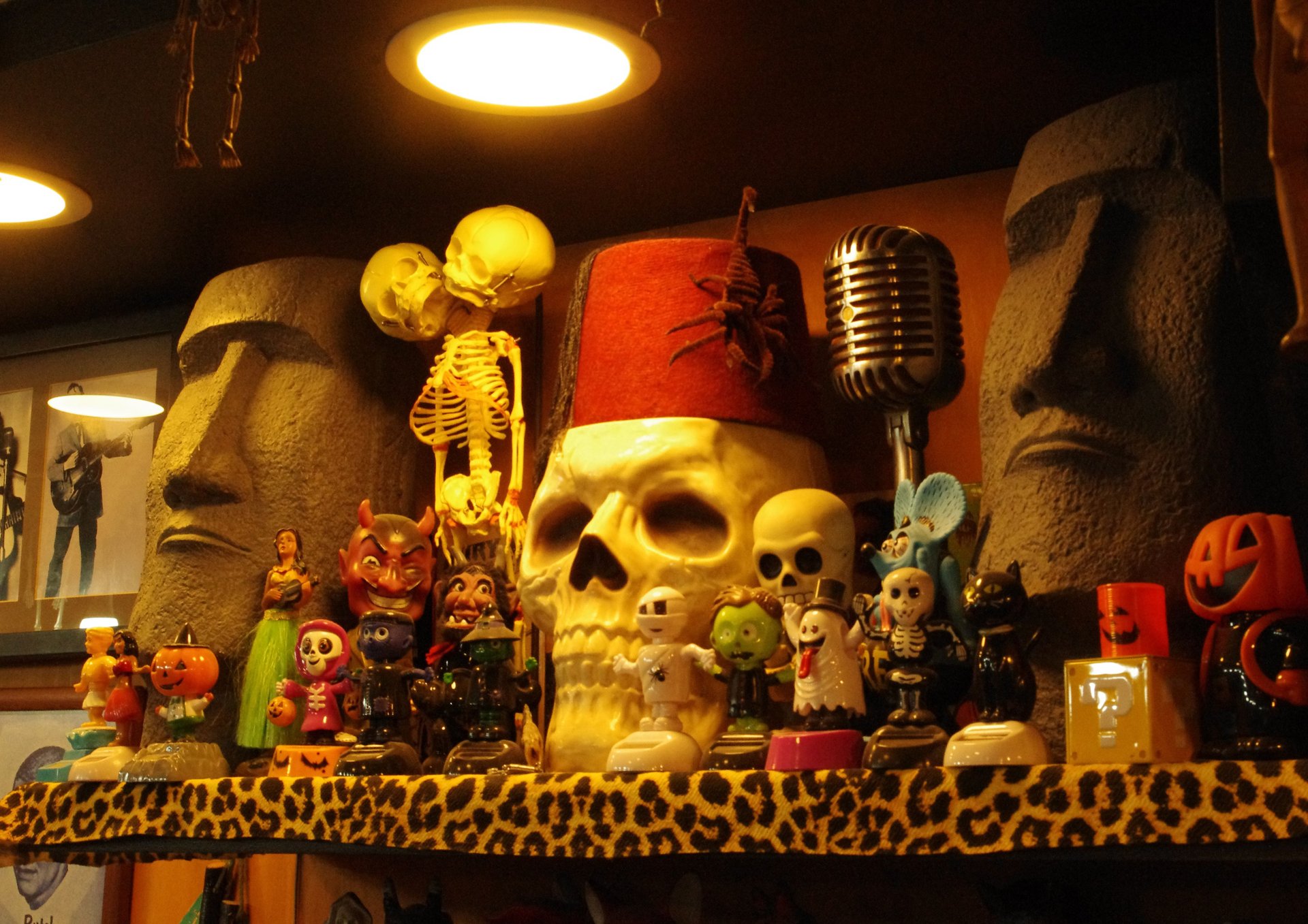 black and white bed linen