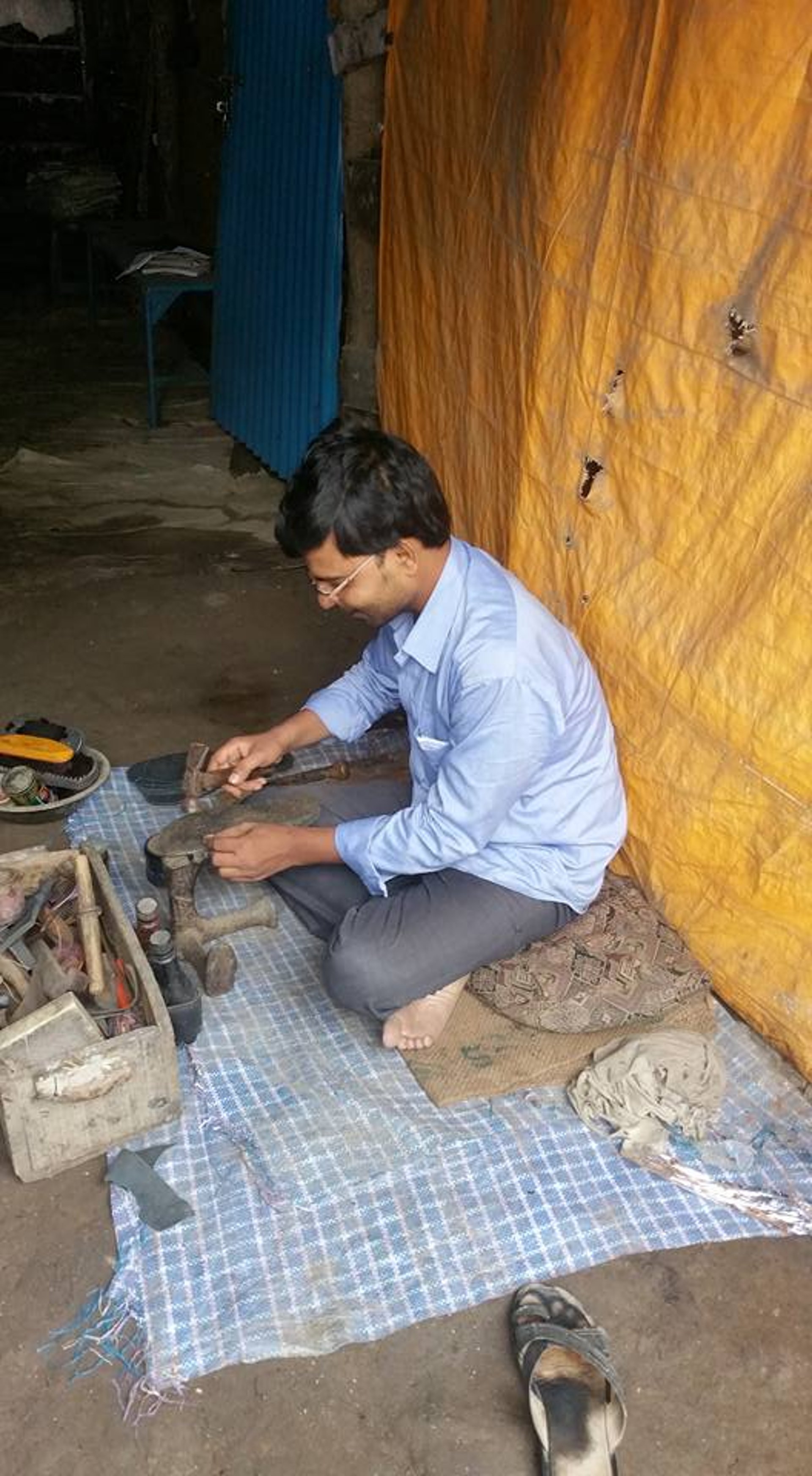 gray computer monitor