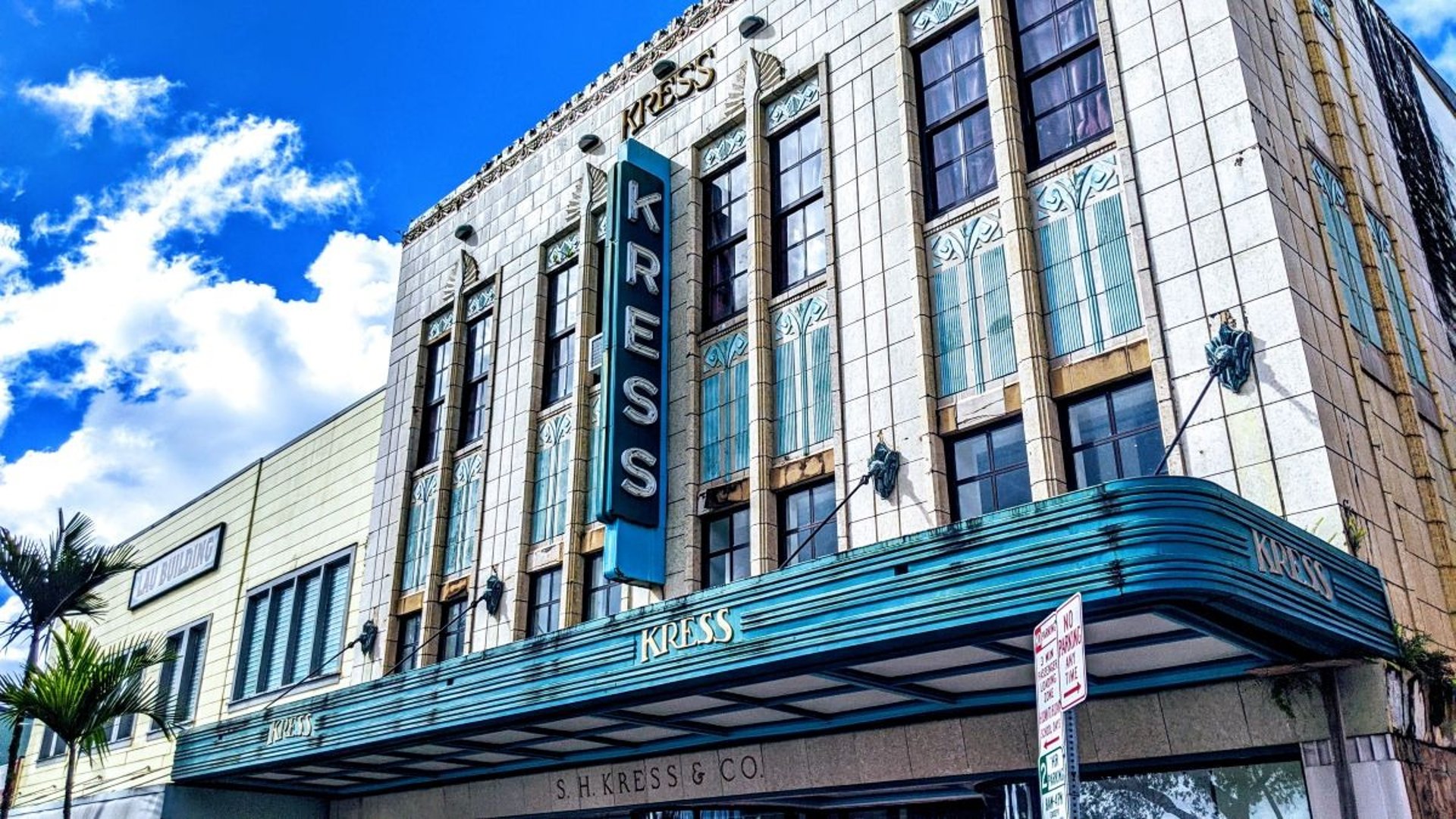 macro photography of silver and black studio microphone condenser