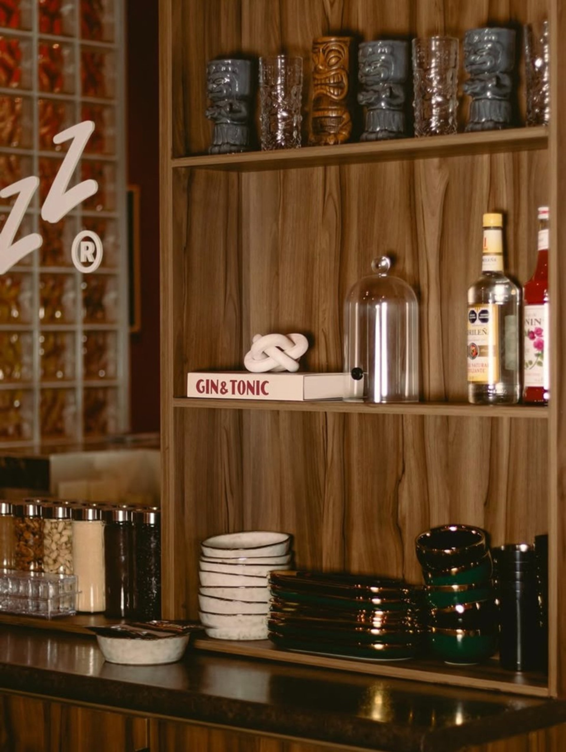 gray computer monitor