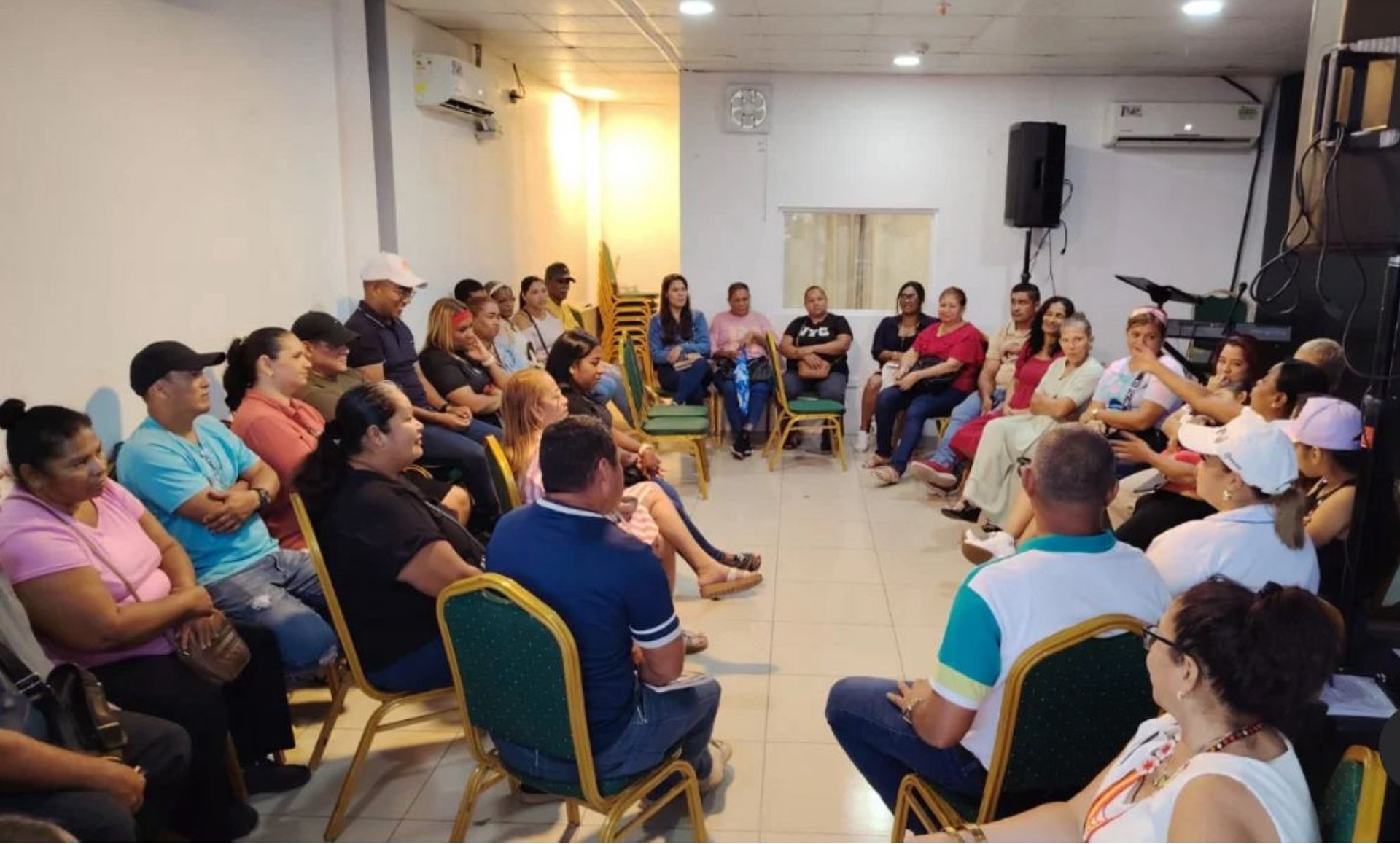 gray computer monitor