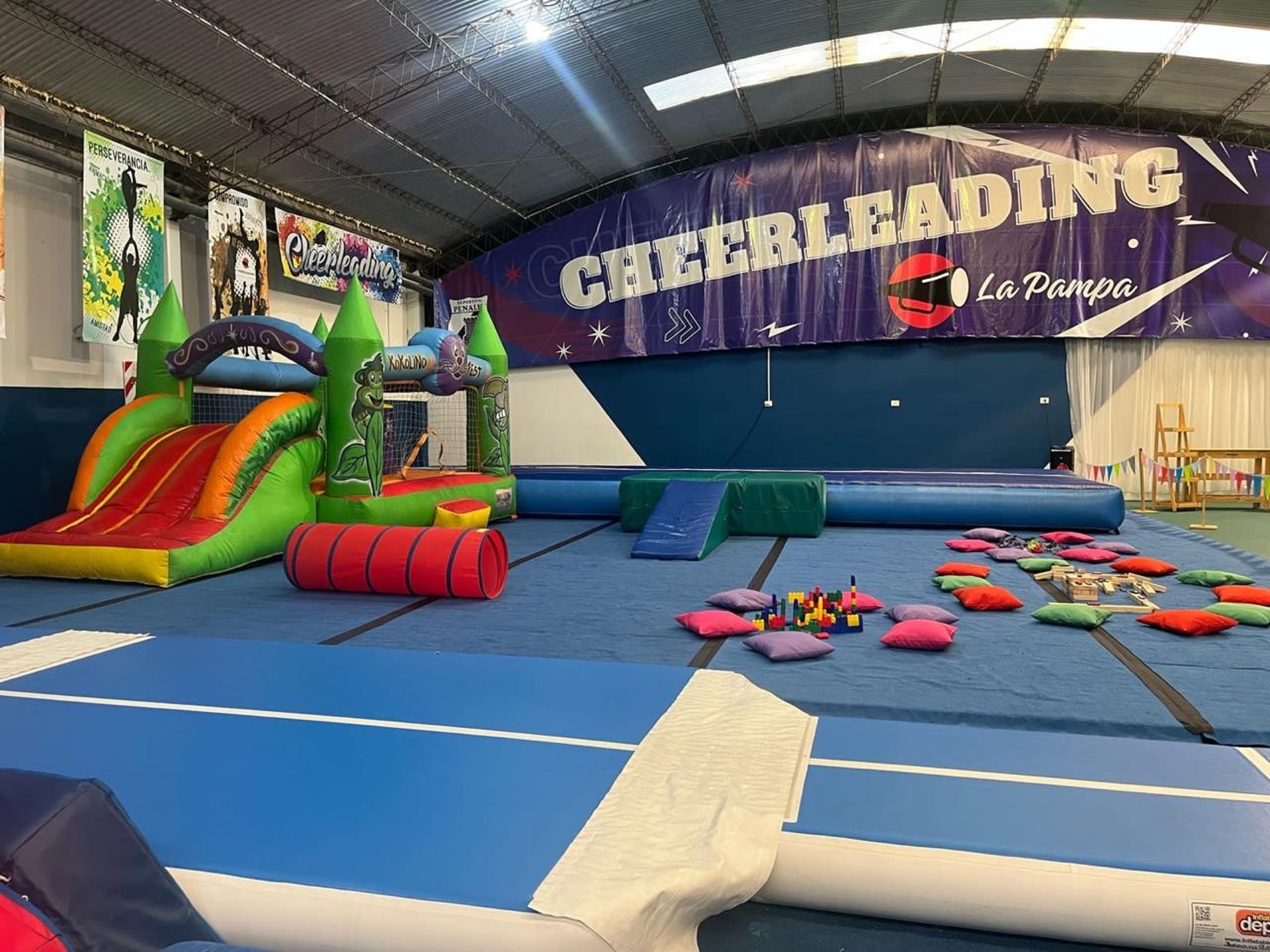 gray computer monitor