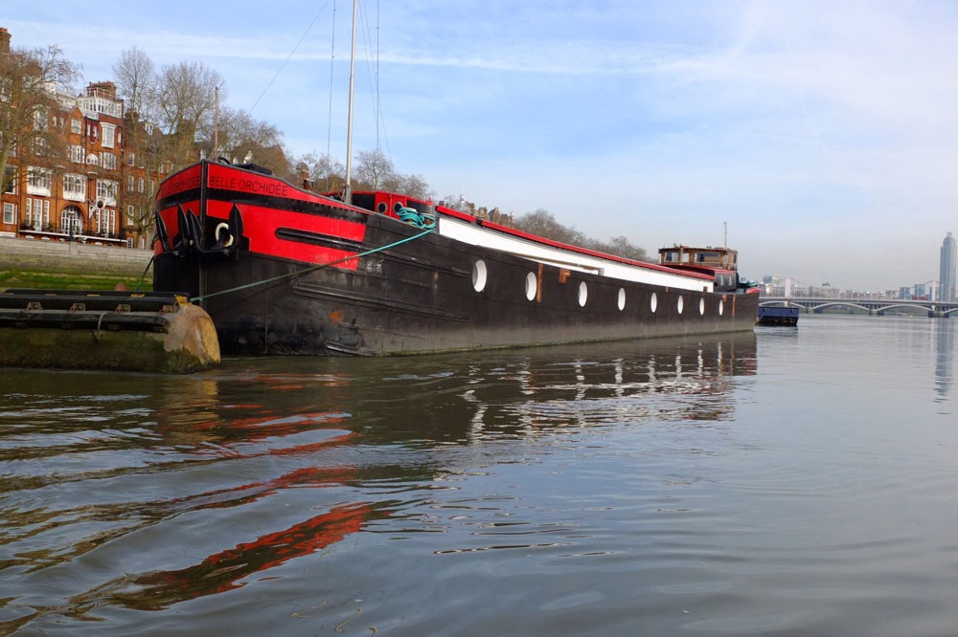 Une péniche avec des hublots amarrée à Londres