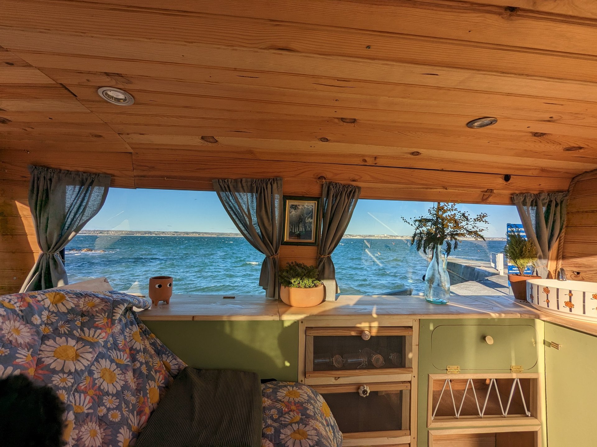 gray computer monitor