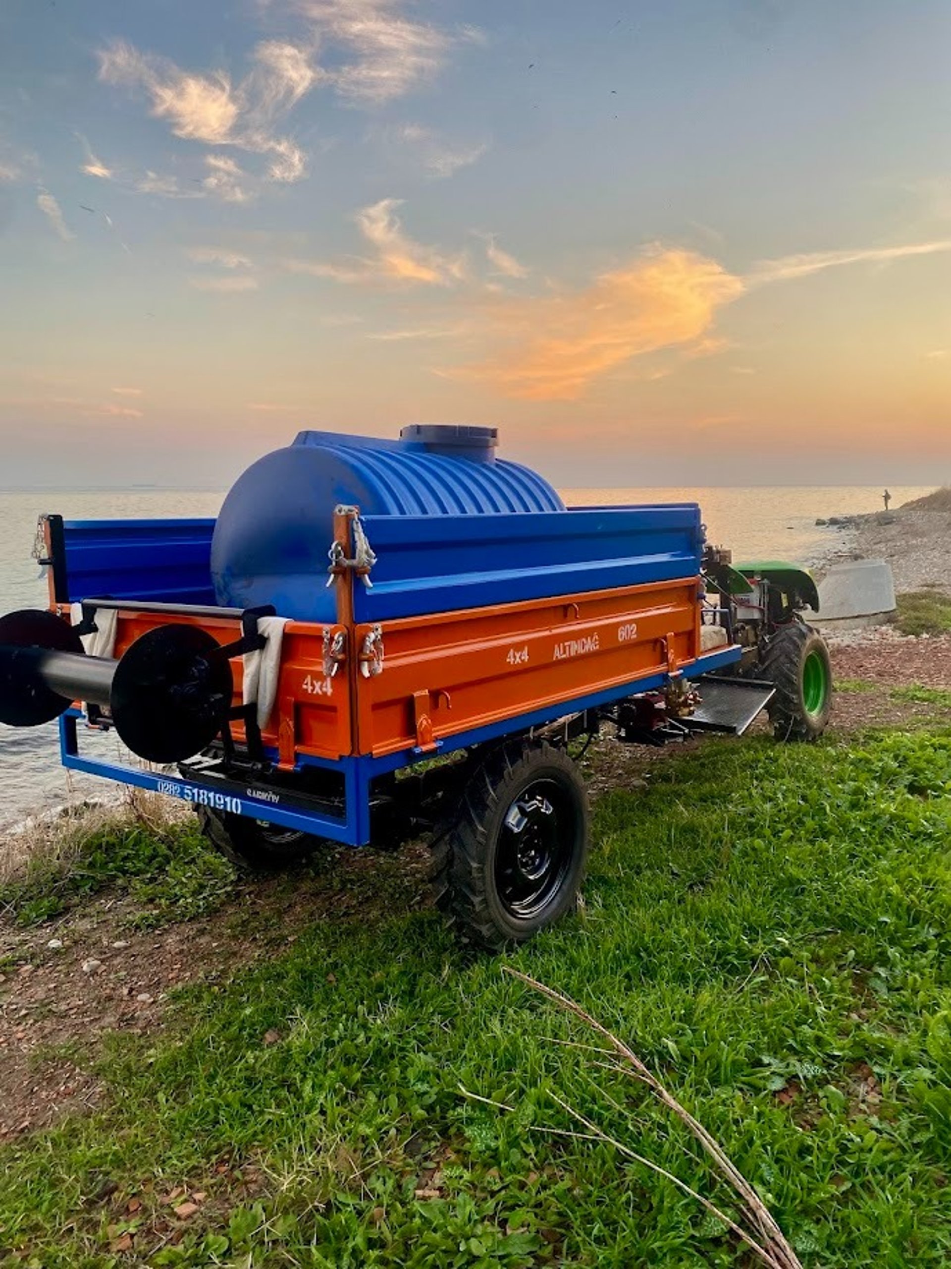 gray computer monitor