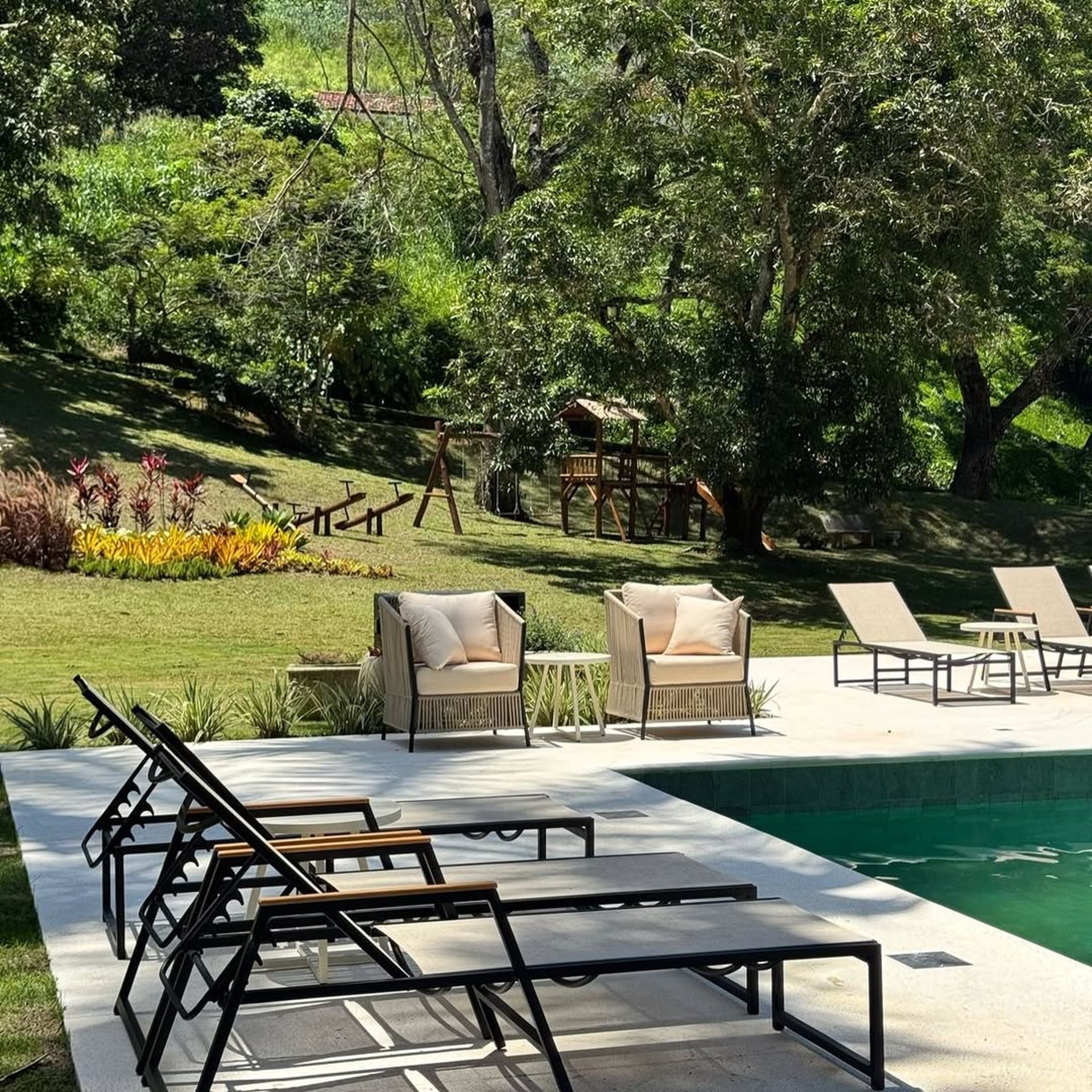 gray computer monitor