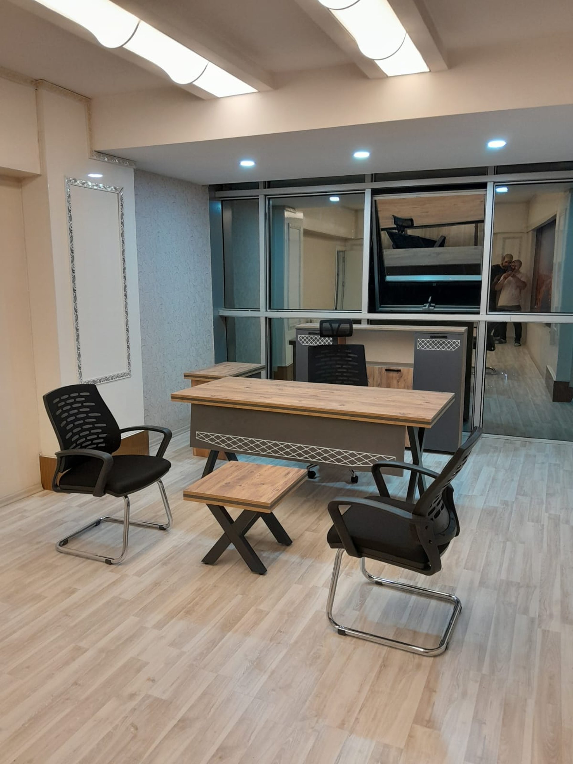 gray computer monitor