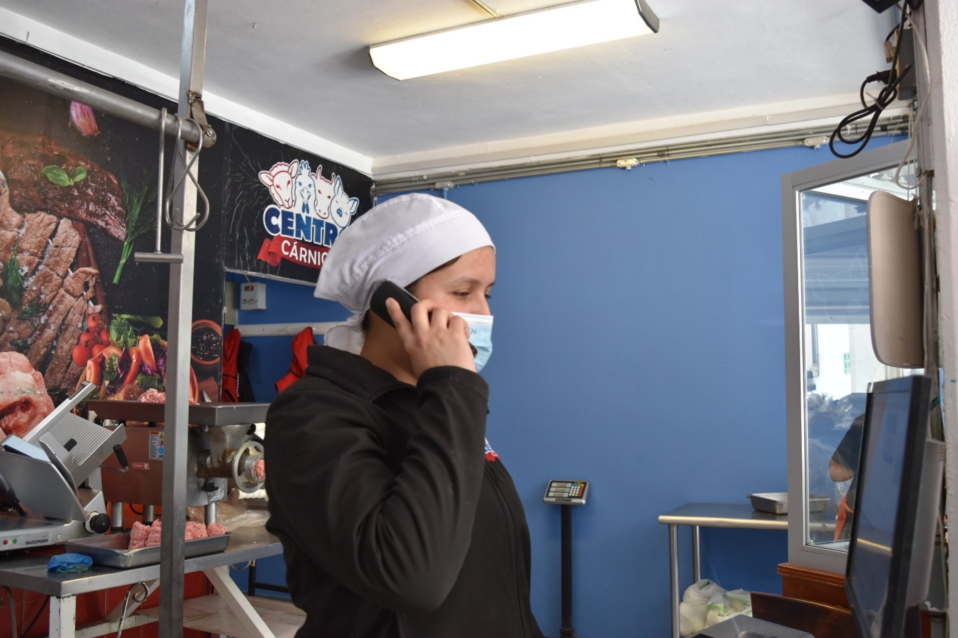 gray computer monitor