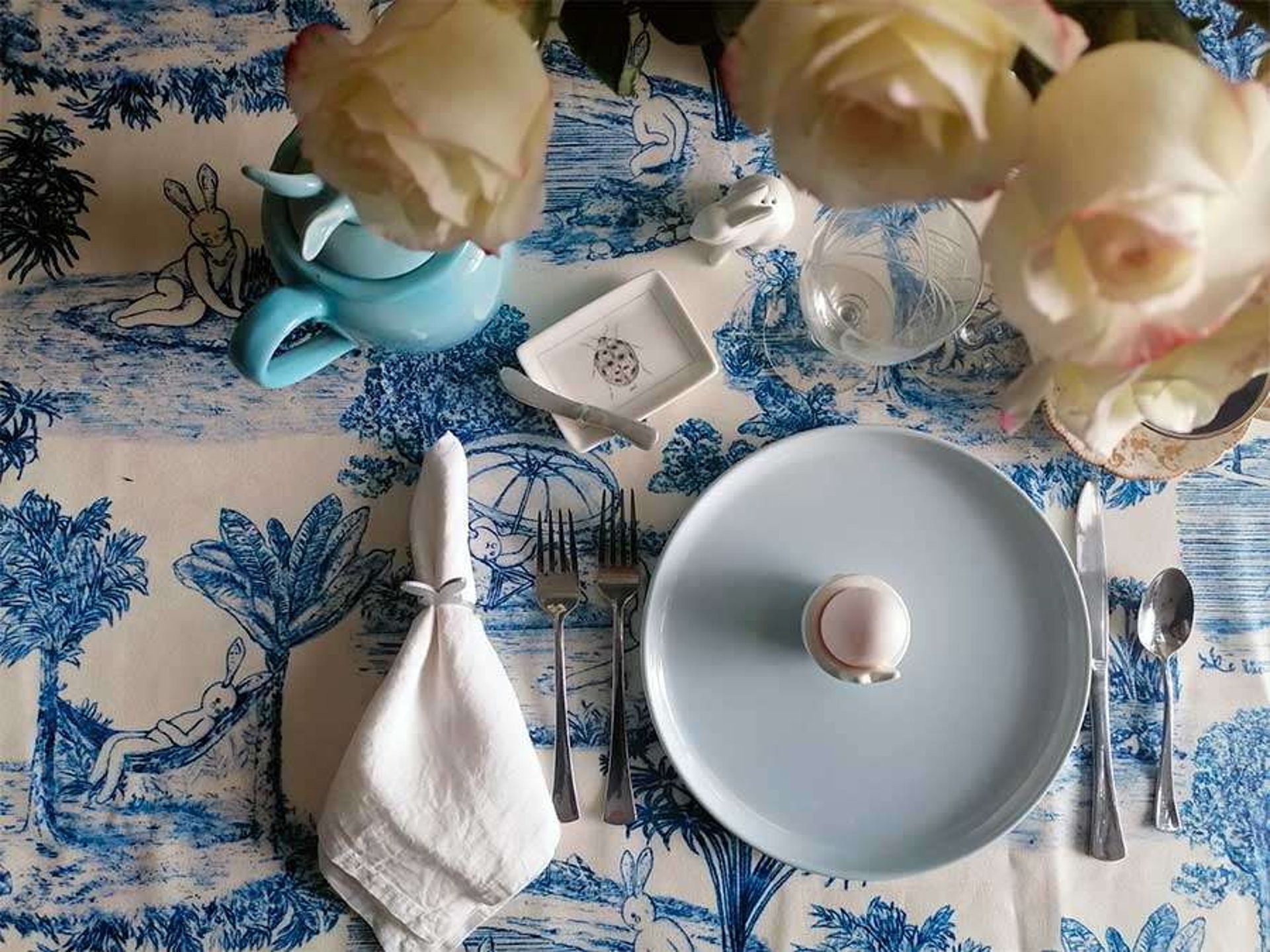 gray computer monitor