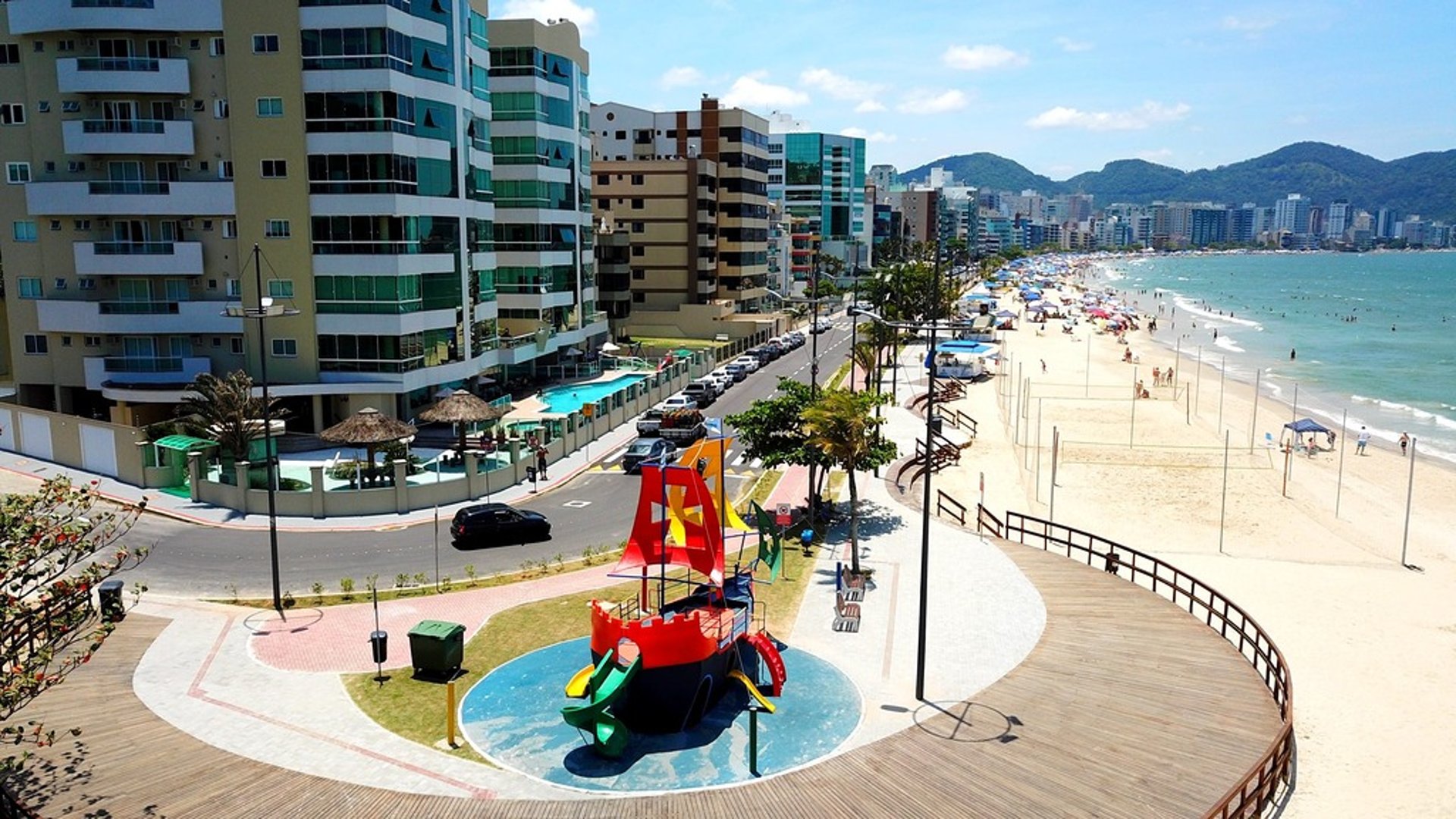 gray computer monitor