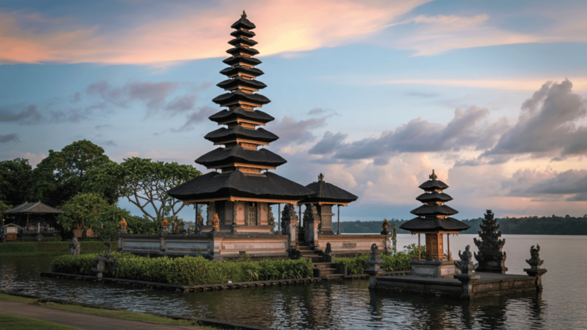 ocean waves crashing on shore during daytime