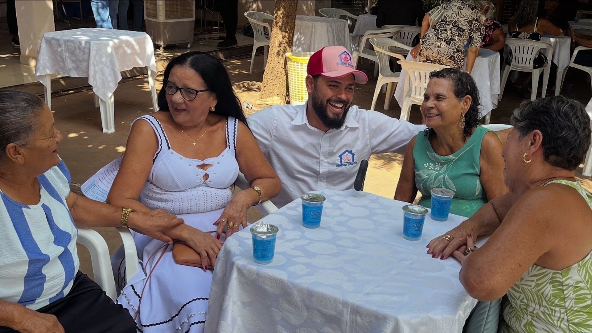 gray computer monitor