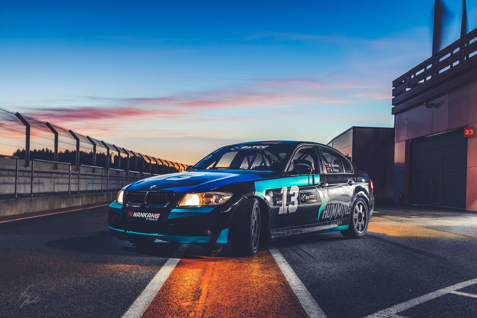 gray computer monitor