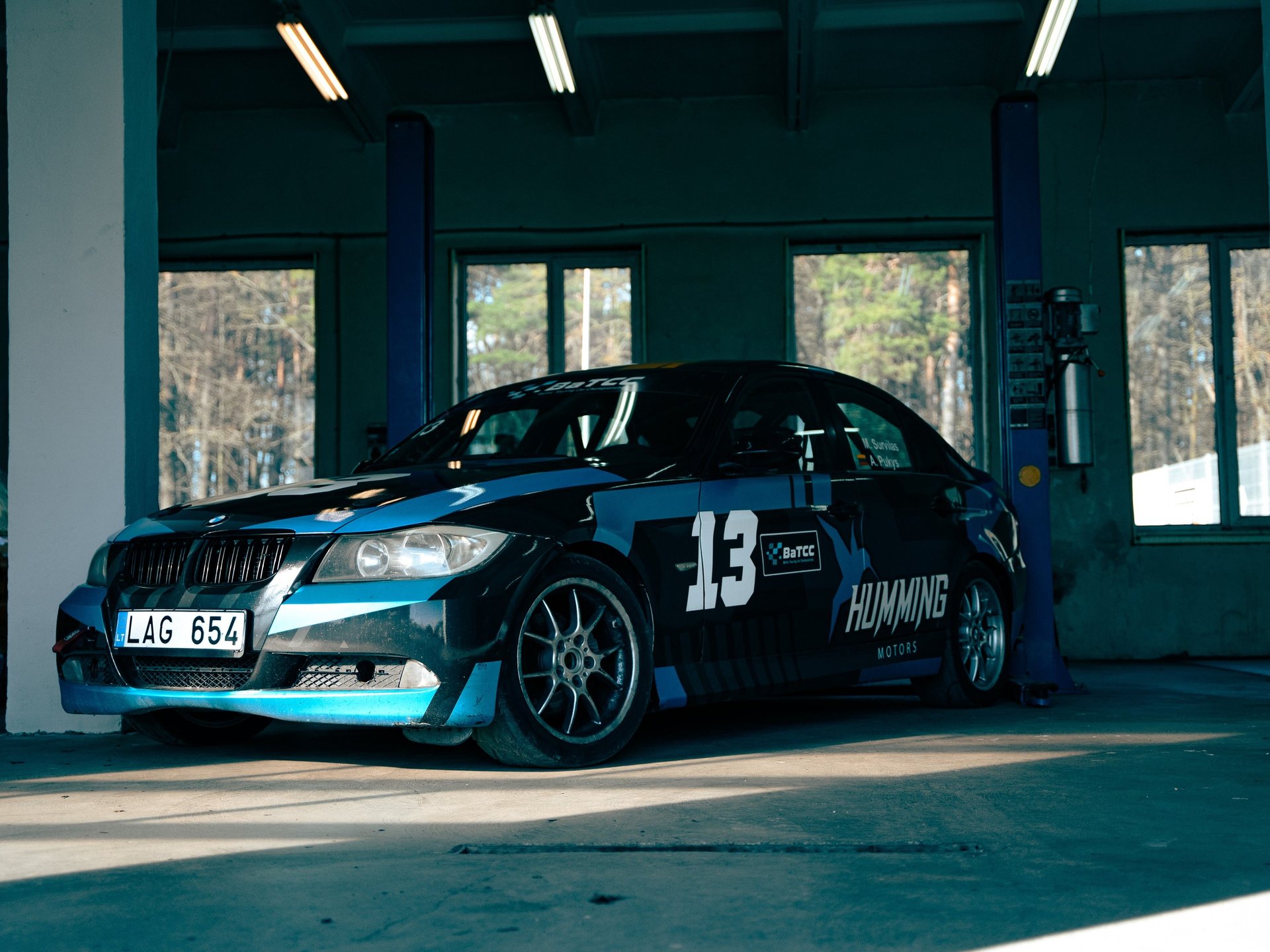 gray computer monitor