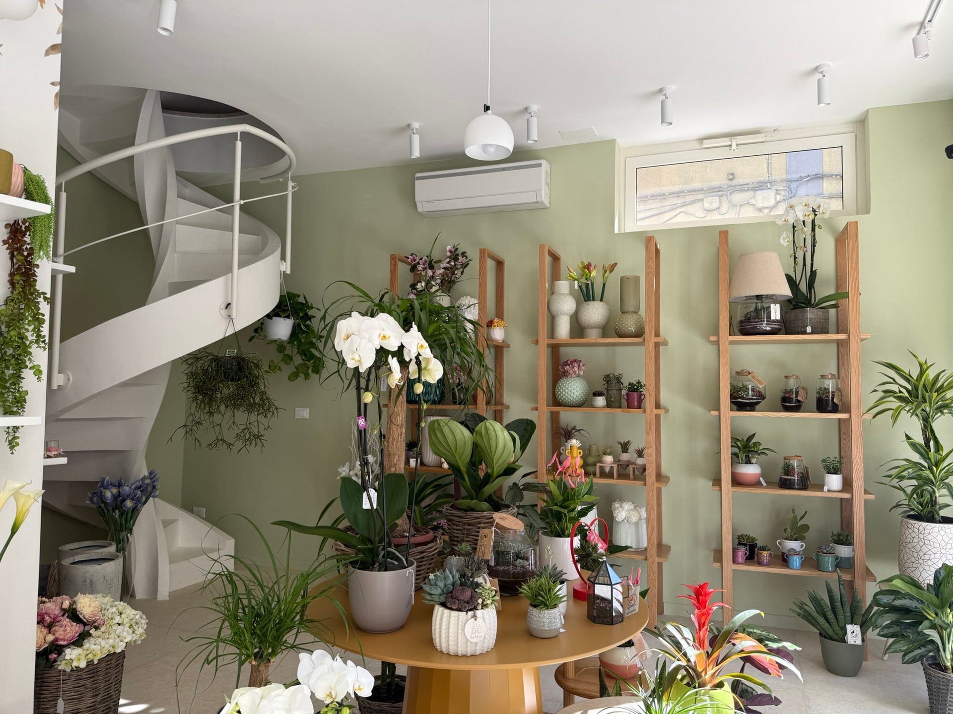 gray computer monitor