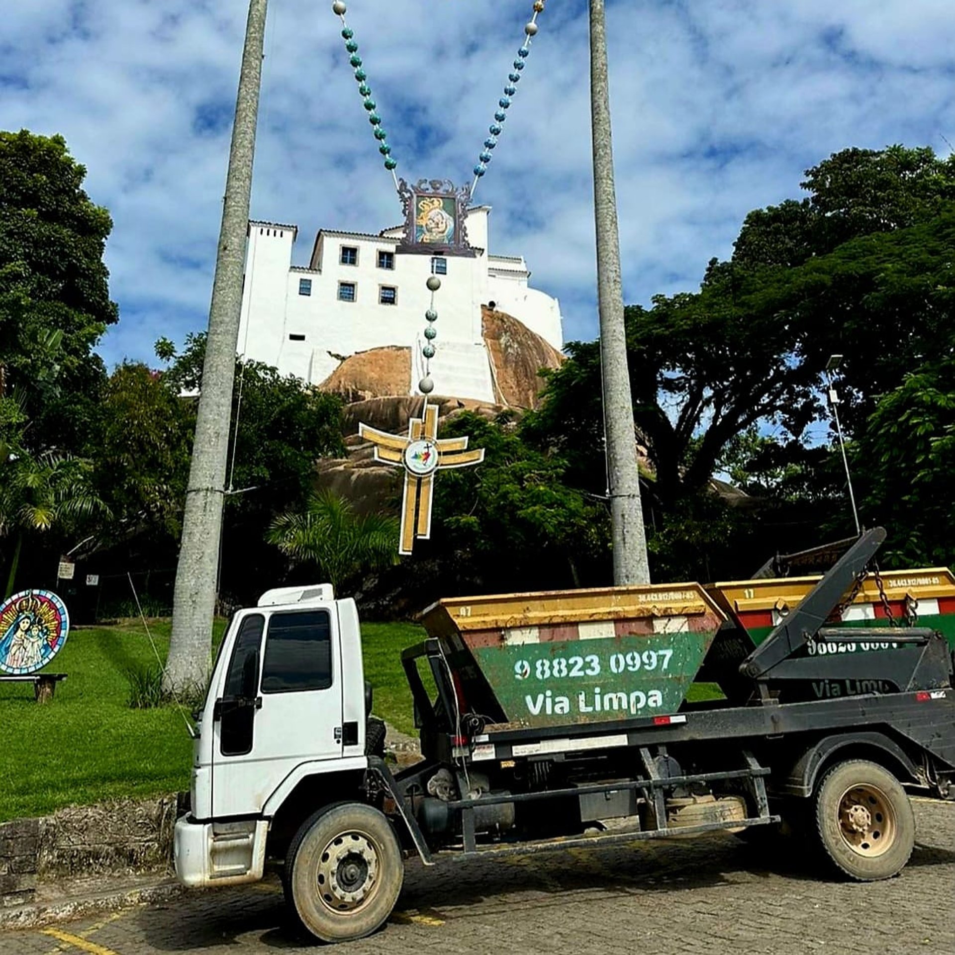 gray computer monitor