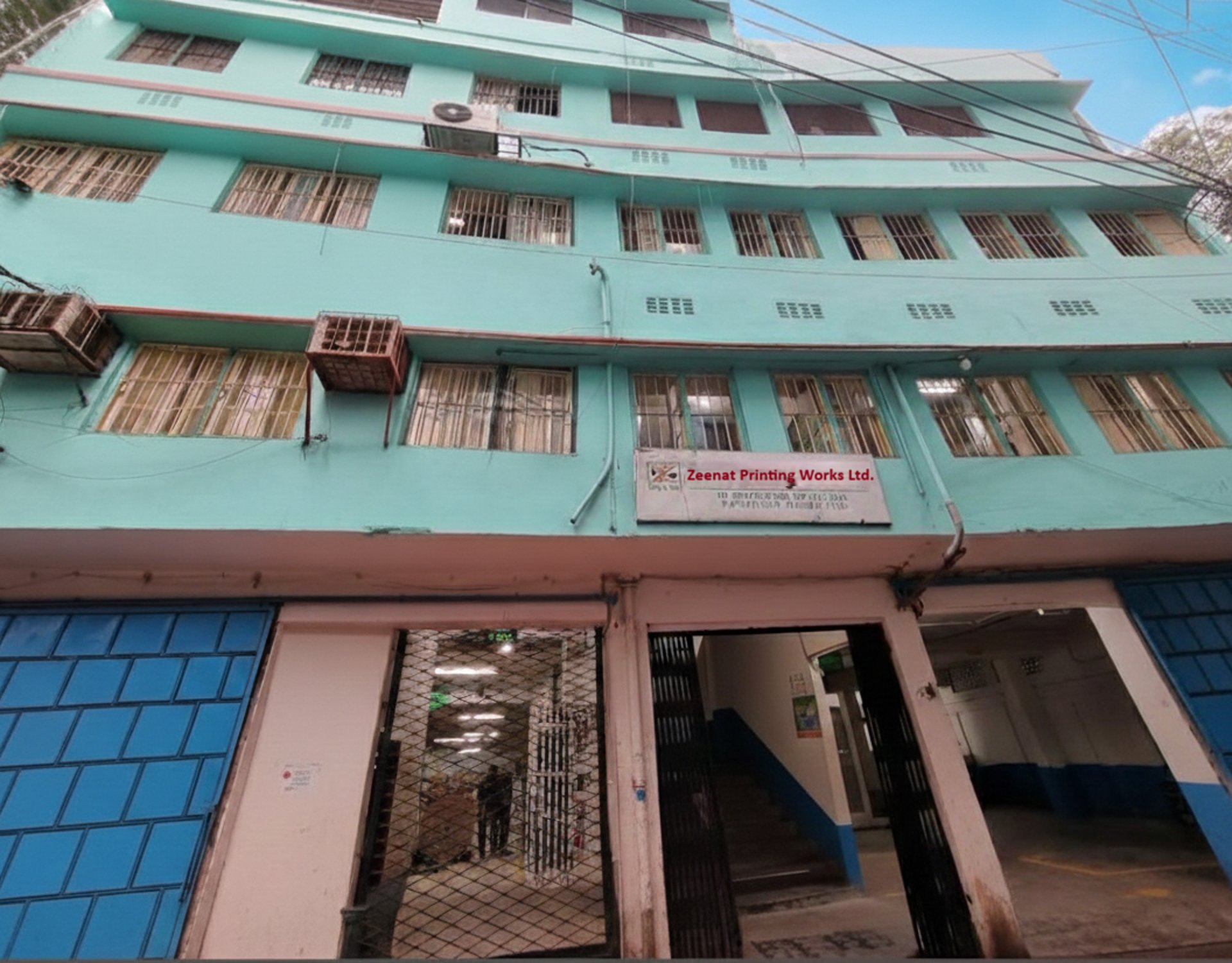 gray computer monitor