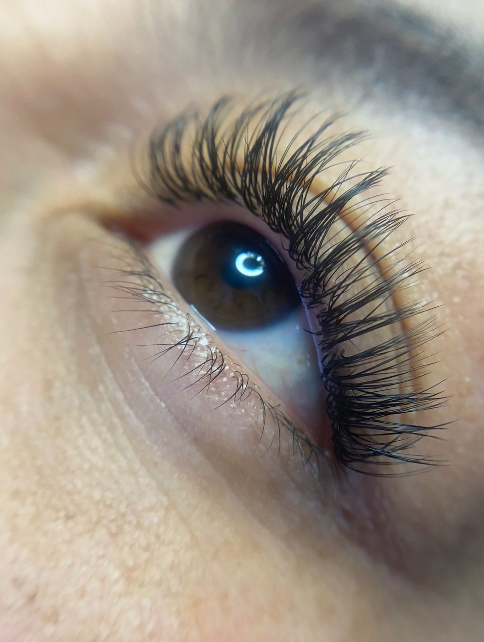 Extensiones de pestañas en efecto rimel, con la mirada hacia arriba