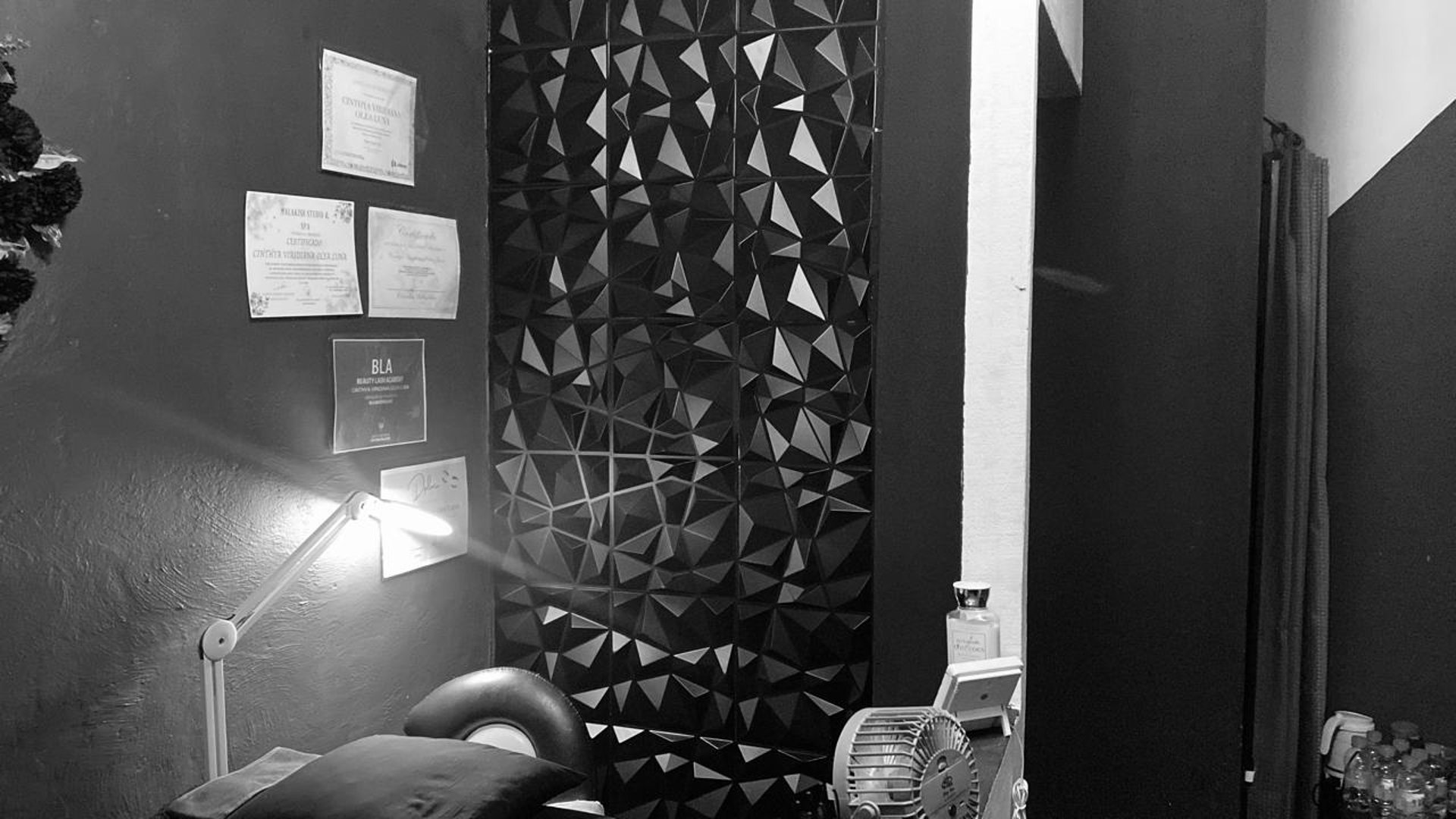 studio de extensiones de pestañas, una foto en blanco y negro