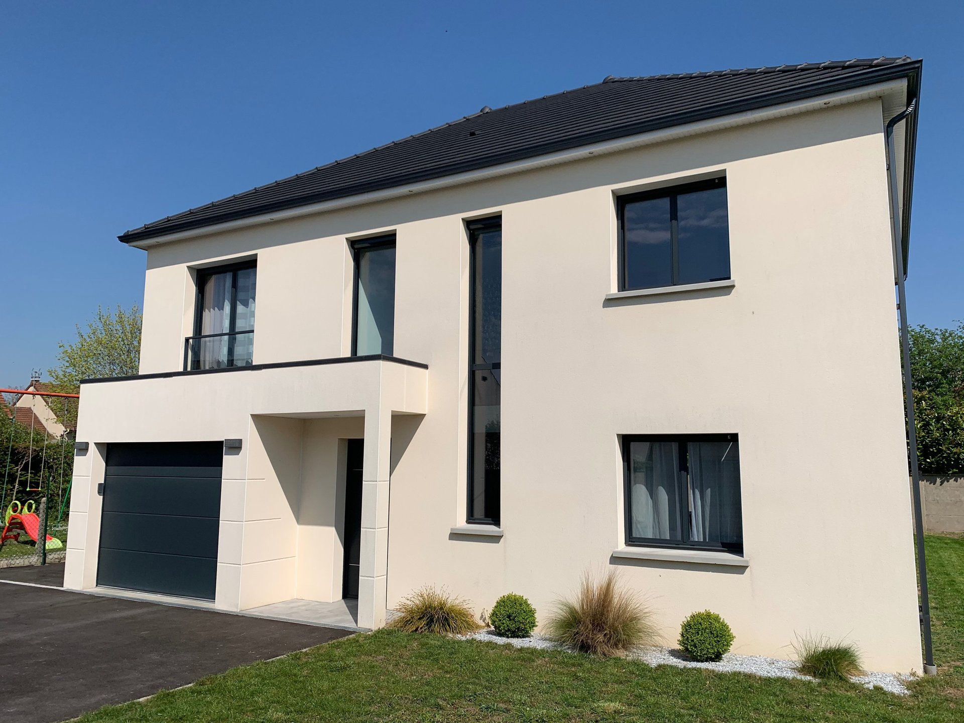 gray computer monitor