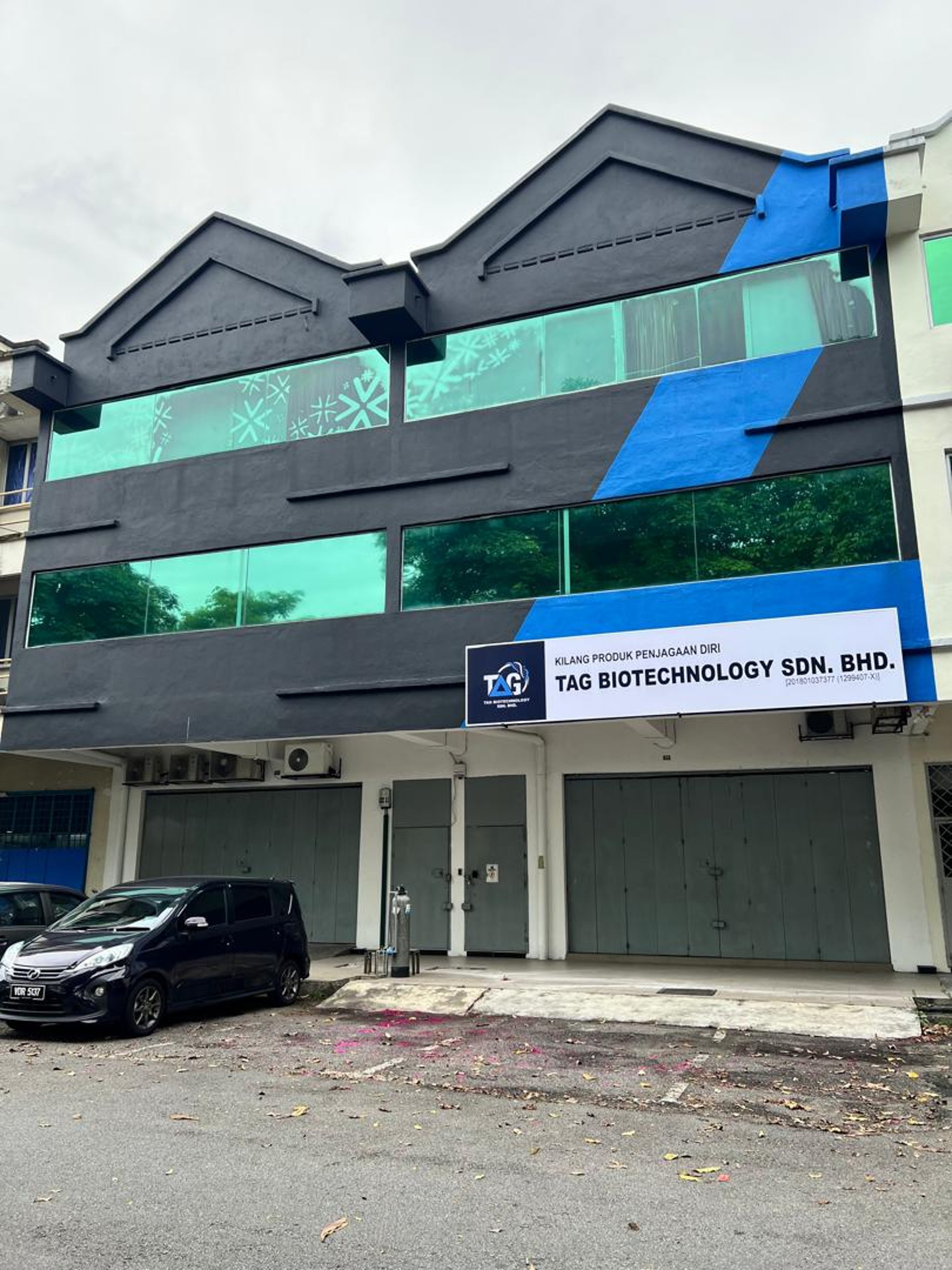 an abstract photo of a curved building with a blue sky in the background