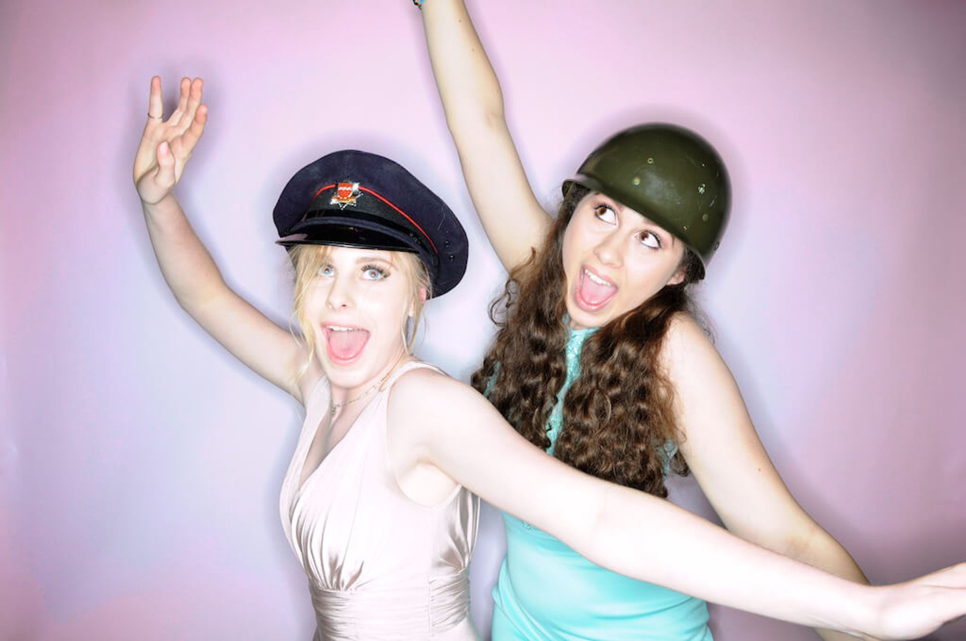 amis prenant une photo dans un photobooth