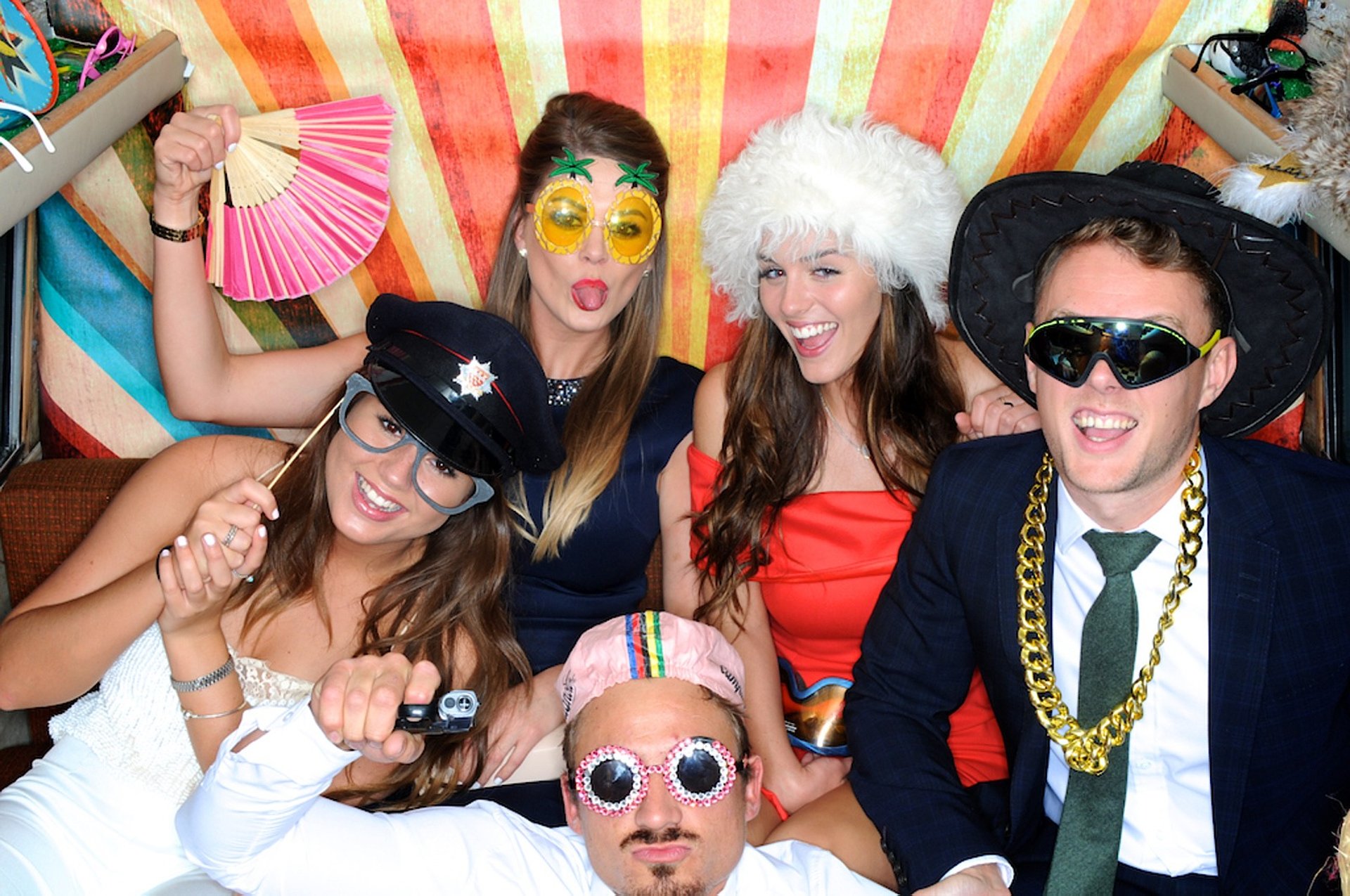 groupe d’amis posant dans un photobooth