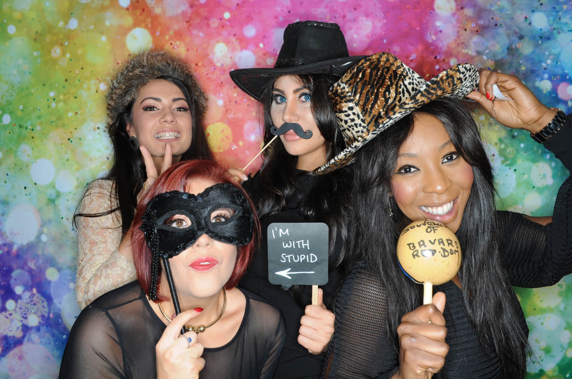 groupe d’amis en photo dans une borne photo pour anniversaire