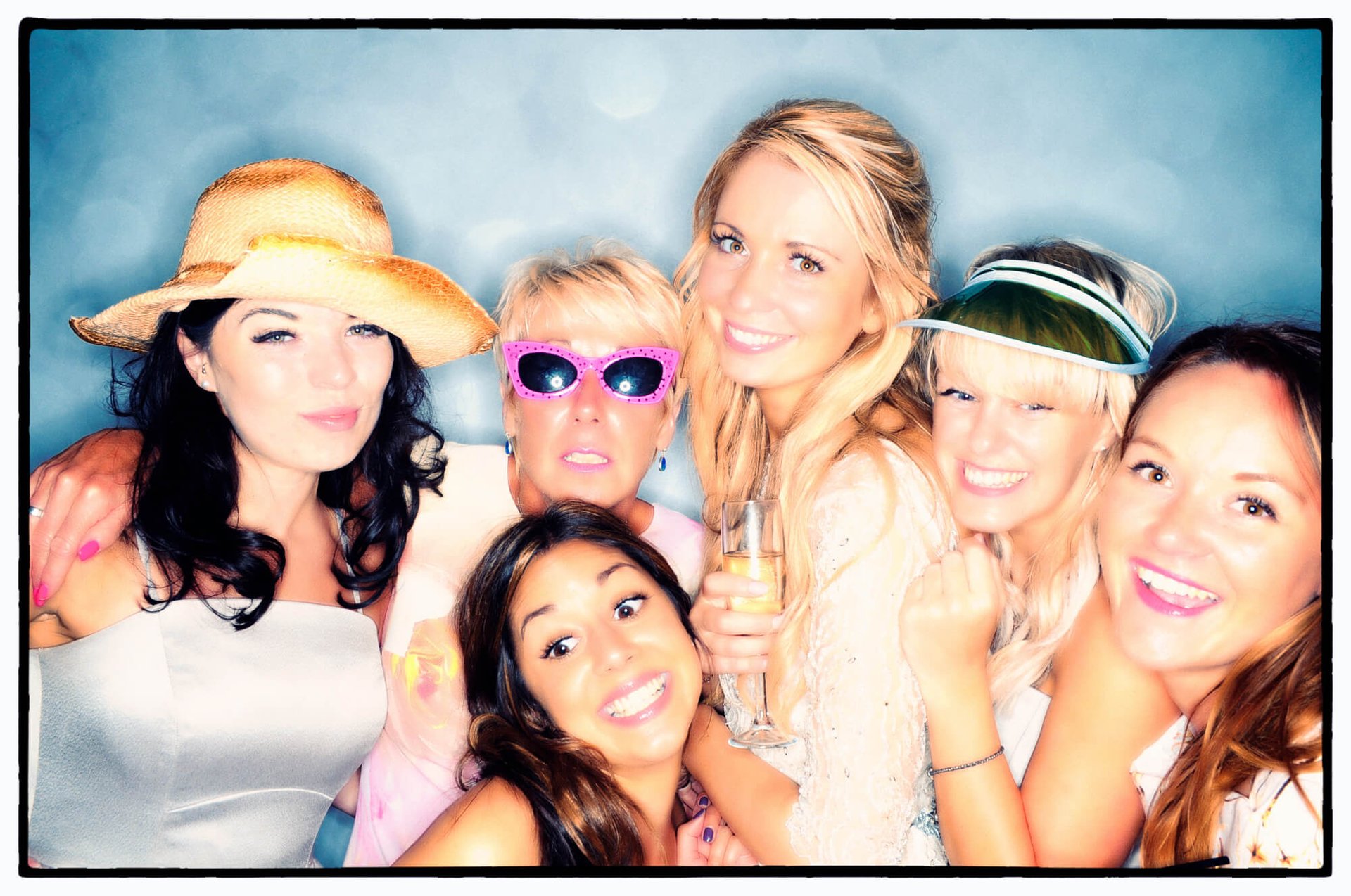 invités créant des souvenirs en borne photo