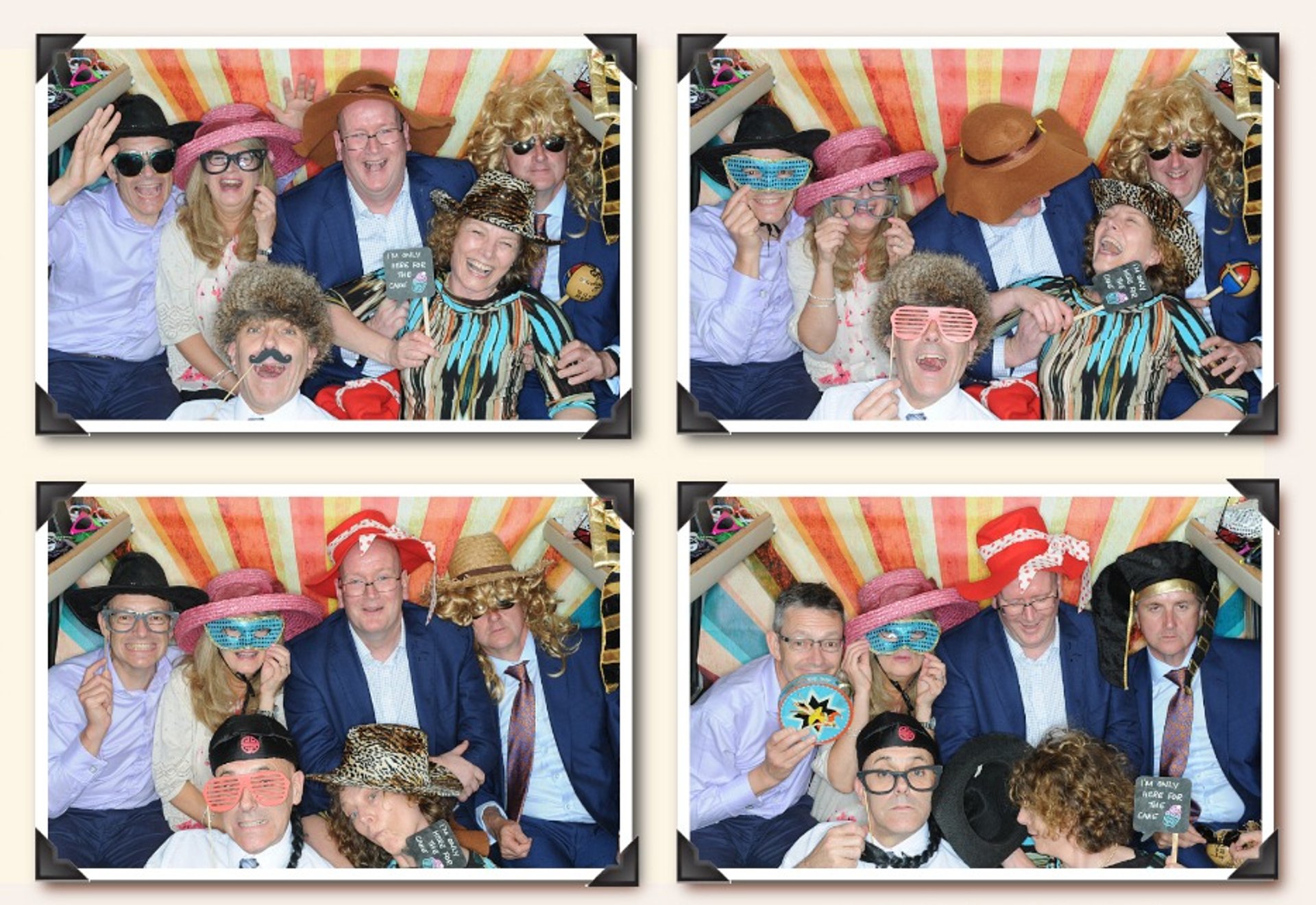 photo de groupe avec accessoires dans un photobooth