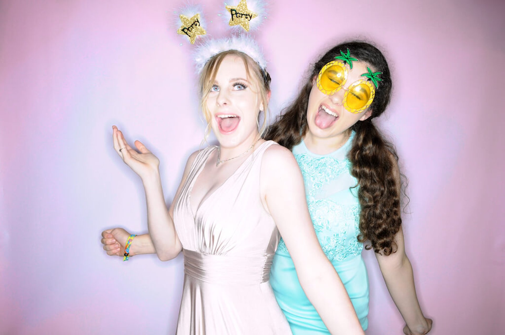 invités prenant la pose dans un photobooth