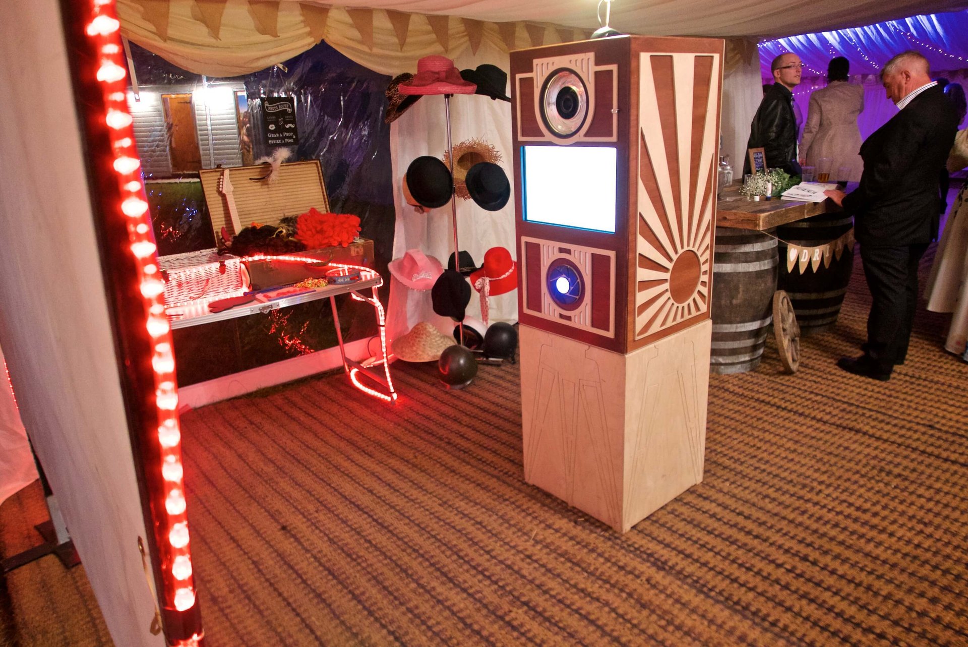 borne photo installée avec décor et accessoires