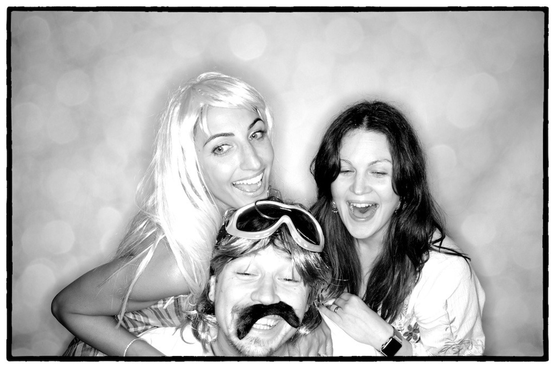 équipe prenant une photo dans un photobooth